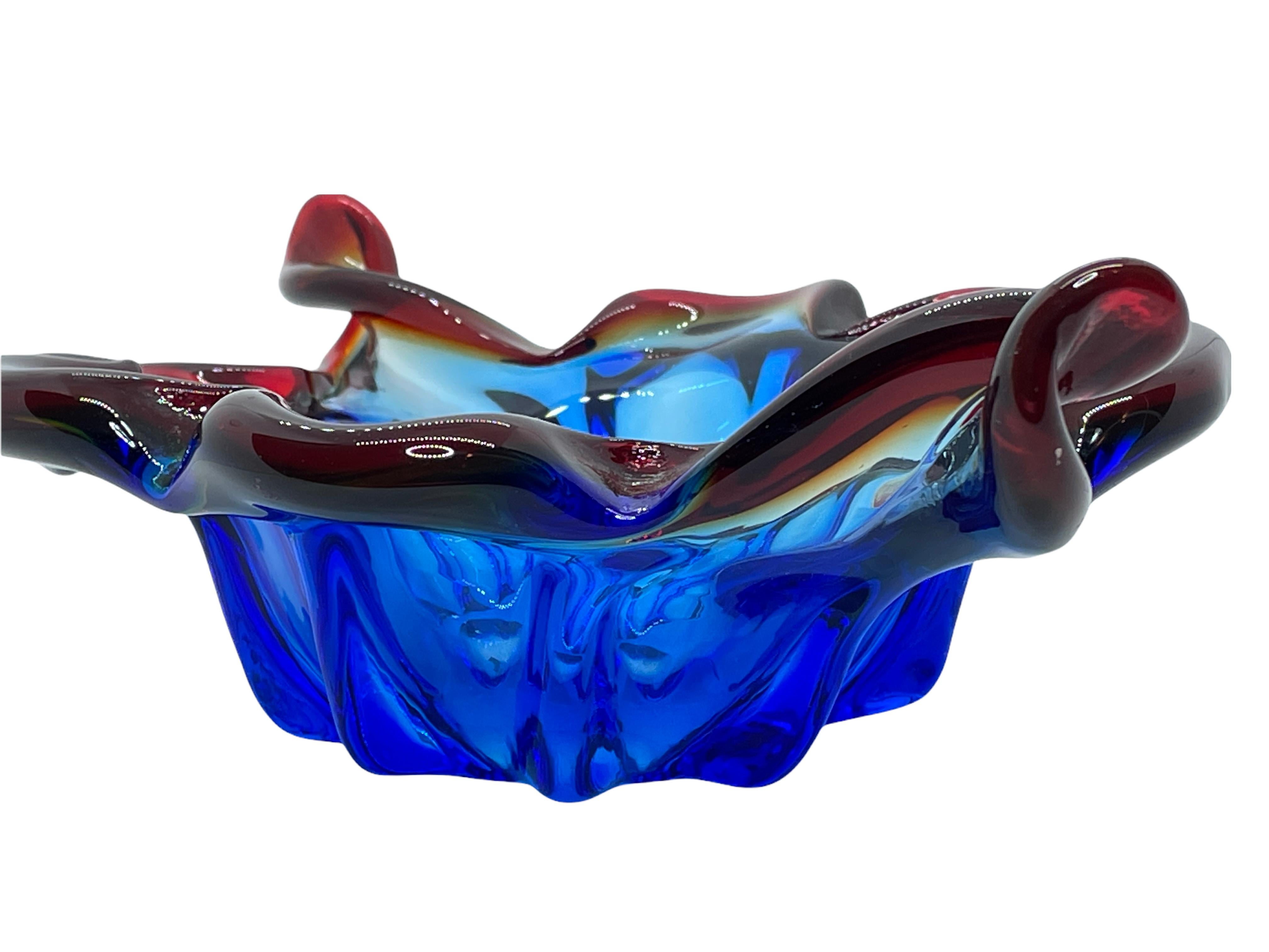 Mid-Century Modern Bol attrape-tout en verre de Murano bleu, rouge et transparent, vintage, Italie, années 1960 en vente