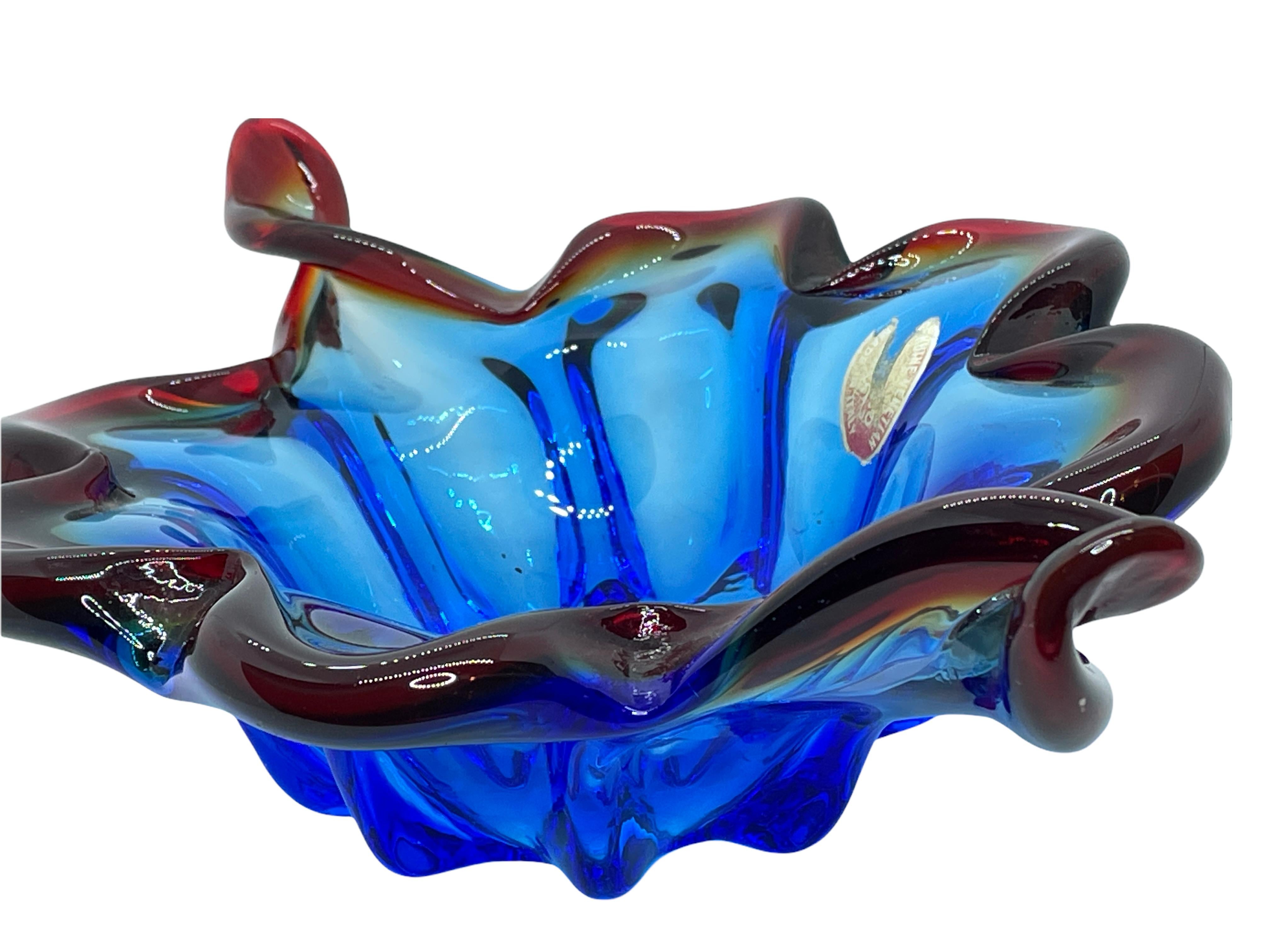 Milieu du XXe siècle Bol attrape-tout en verre de Murano bleu, rouge et transparent, vintage, Italie, années 1960 en vente