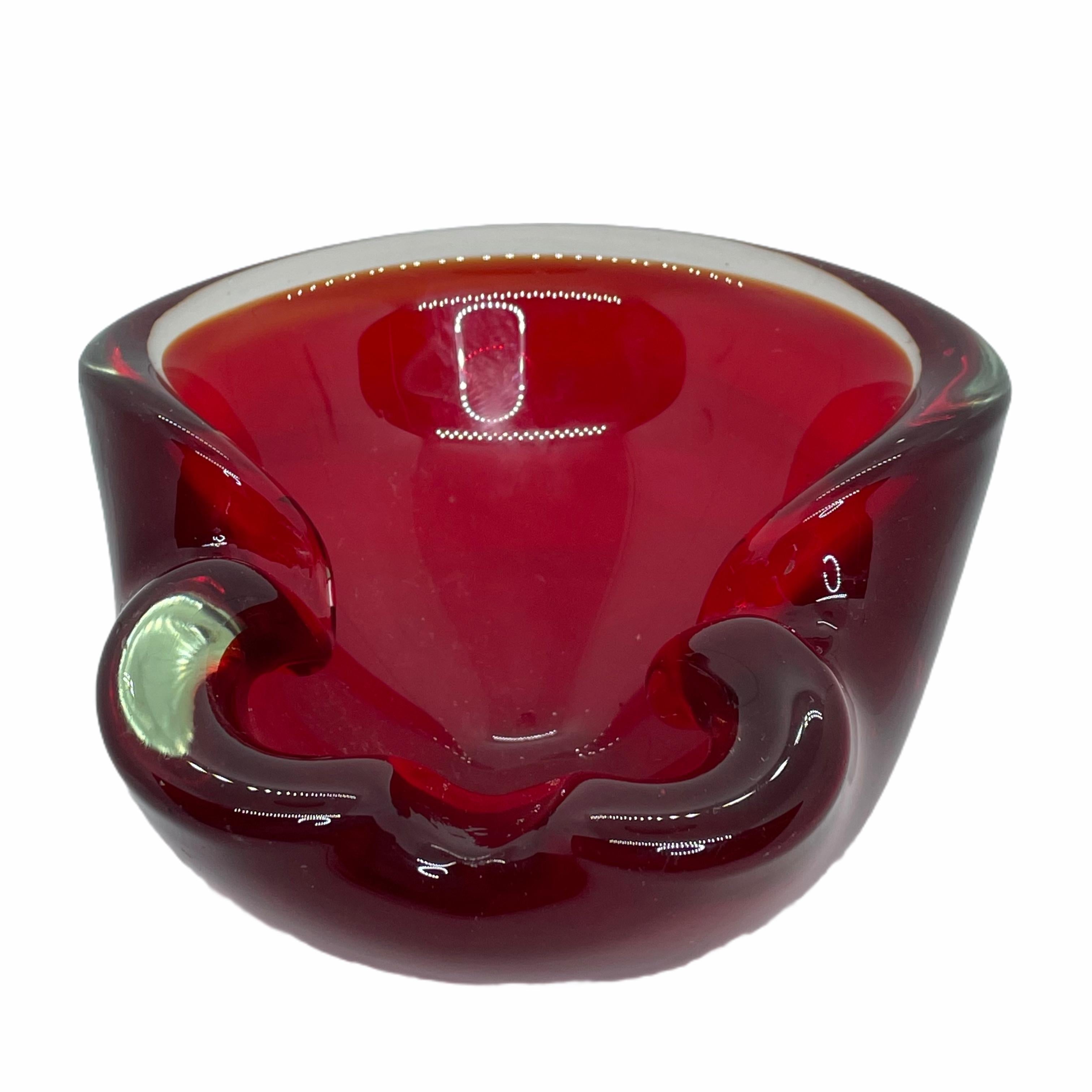 Gorgeous hand blown Murano art glass piece with Sommerso and bullicante techniques. A beautiful organic shaped bowl, catchall or cigar ashtray, Venice, Murano, Italy, 1970s.
