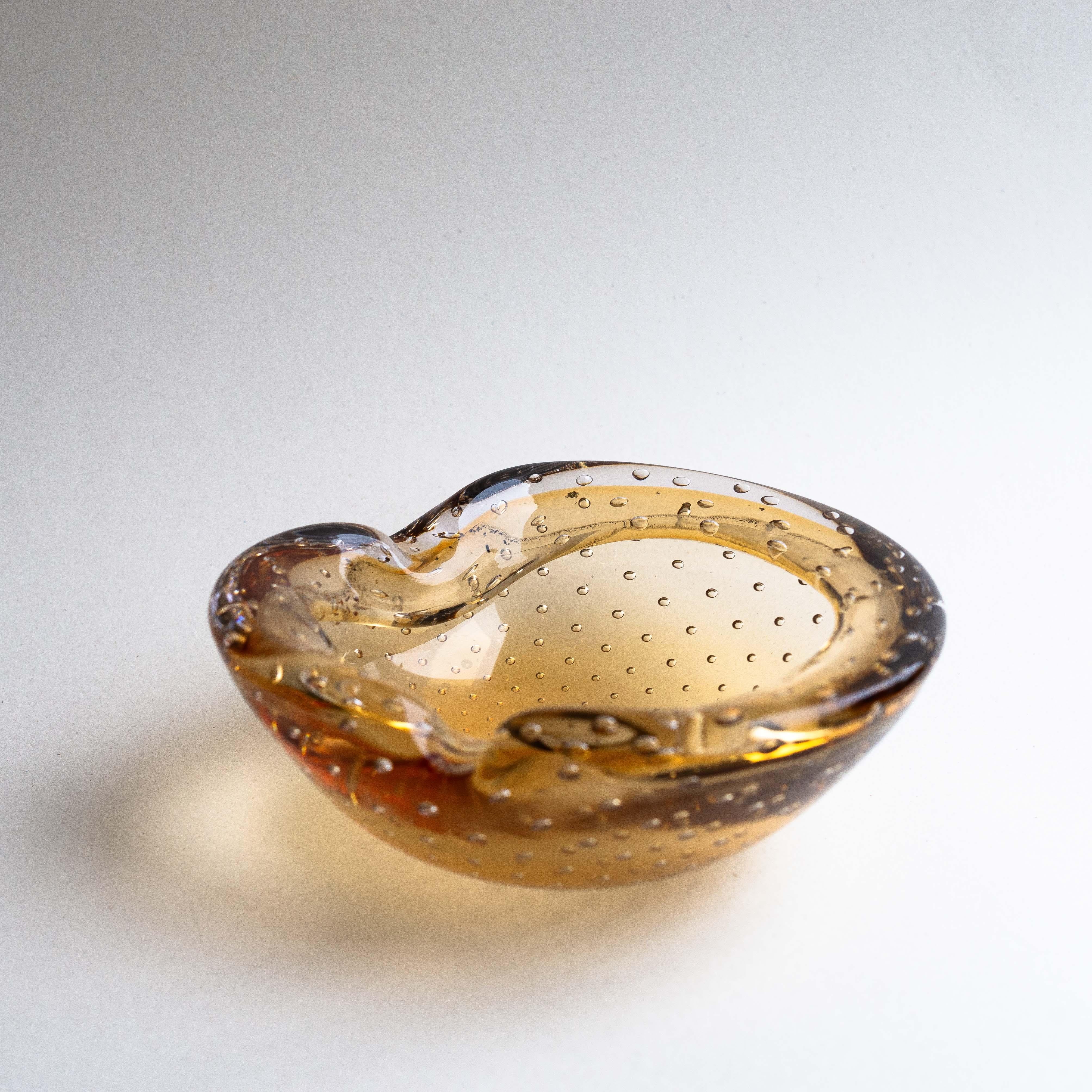 Bol en verre de Murano, centre de table décoratif par Archimede Seguso, Italie années 1960.

Grand bol en verre de Murano soufflé à la main avec bord Foldes.

Fabriqué par Archimede Seguso et Seguso Factory, Italie, années 1960. Non signée.

Verre