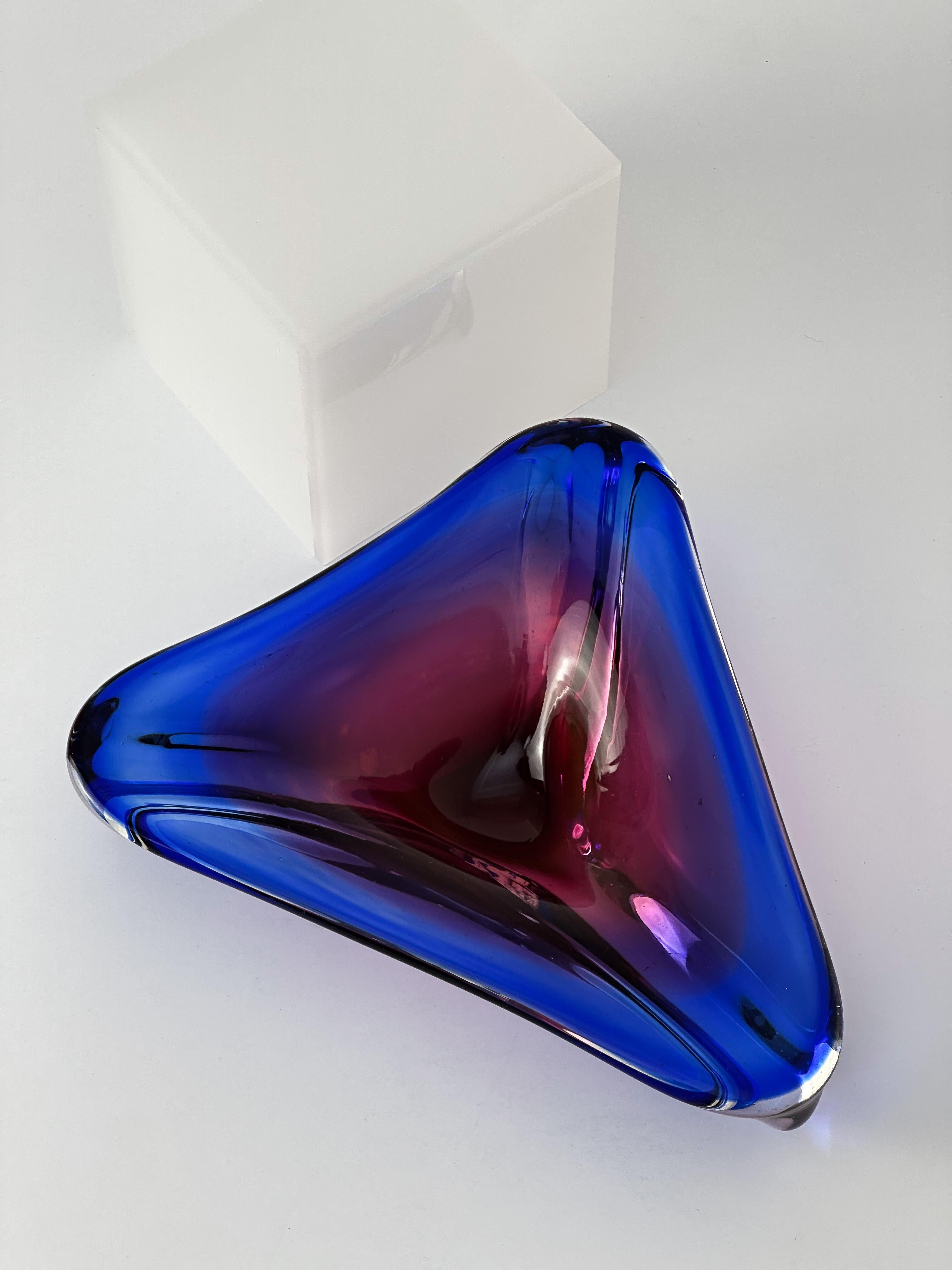 Murano-Glasschale, dreieckiger Aufsatz, blau-rosa, Freiform, ca. 1970er Jahre Italien (Space Age) im Angebot