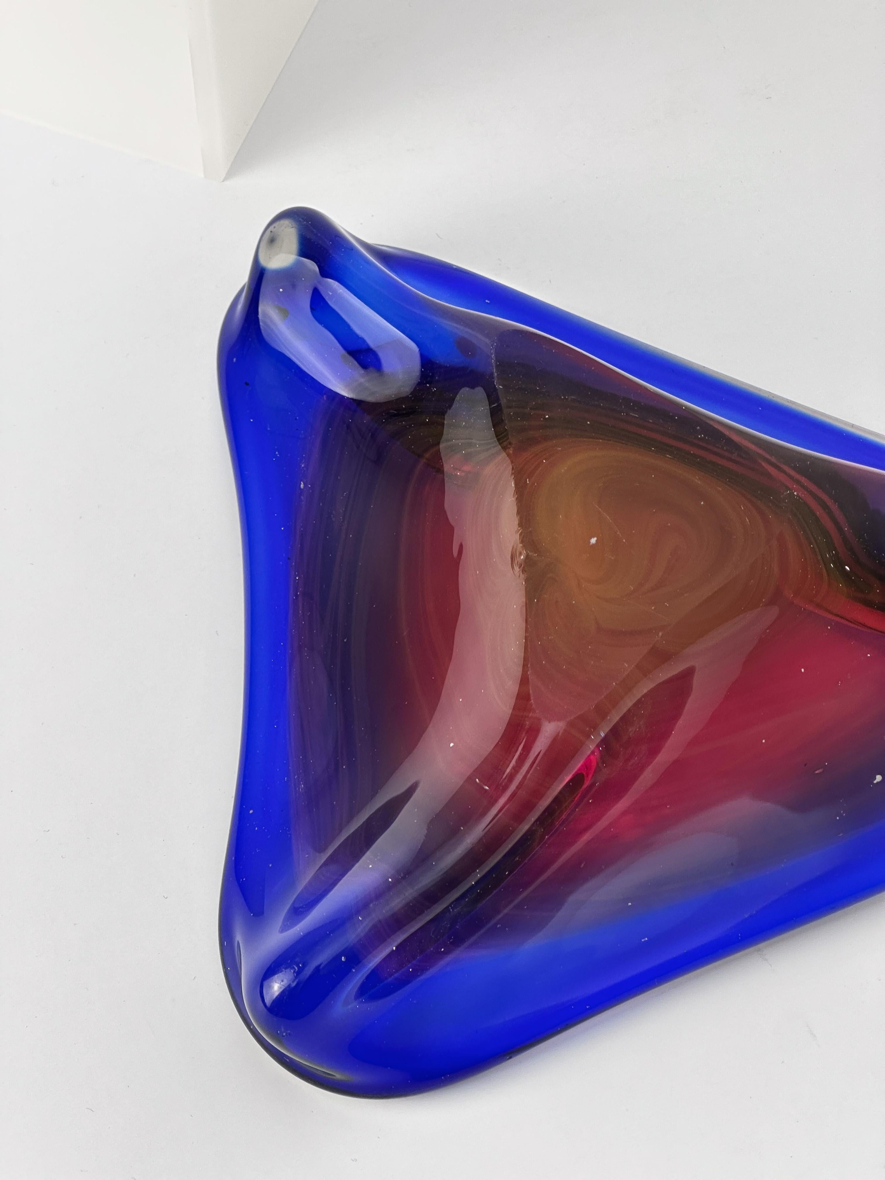 Murano-Glasschale, dreieckiger Aufsatz, blau-rosa, Freiform, ca. 1970er Jahre Italien (Italienisch) im Angebot