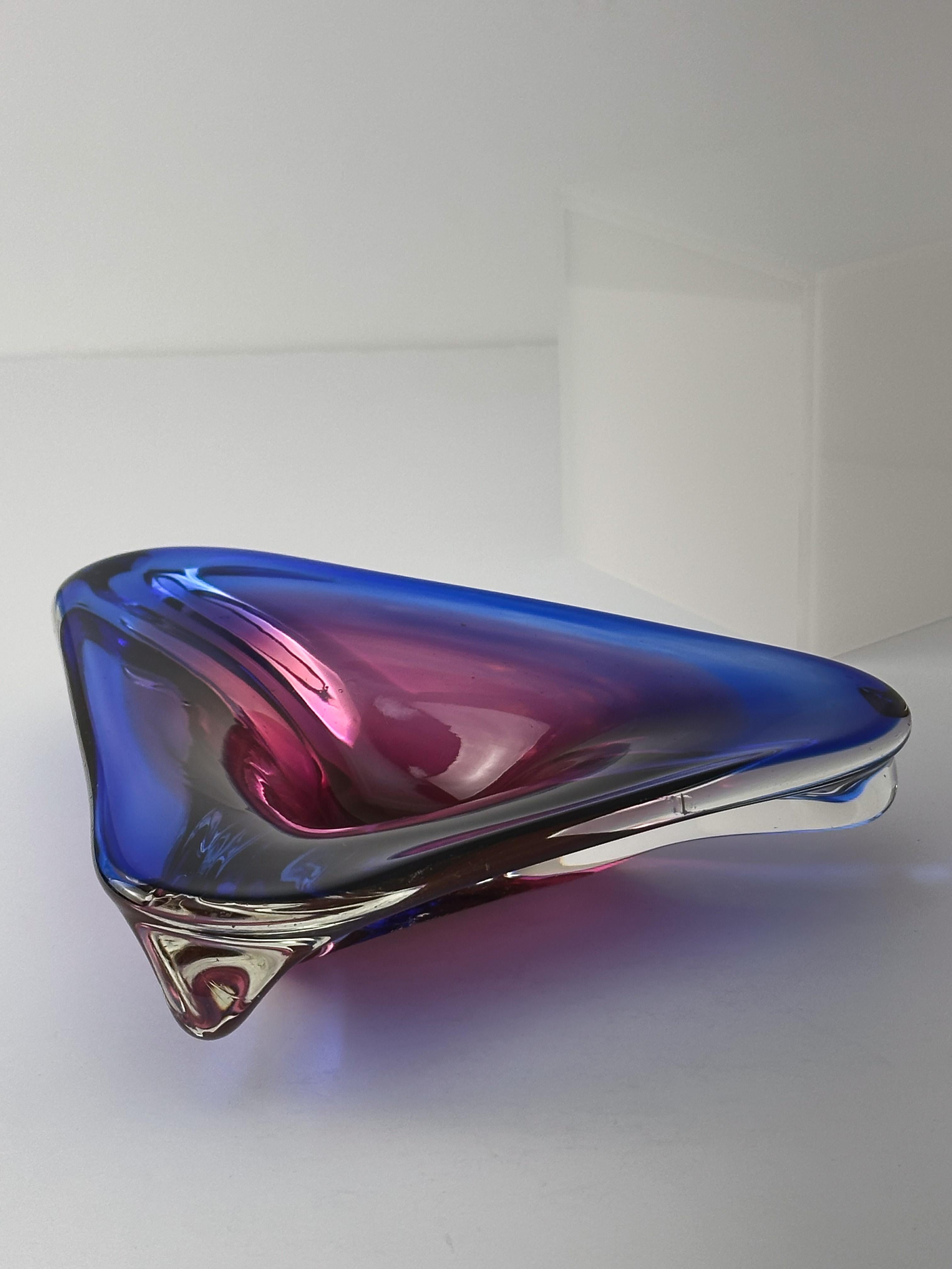 Murano-Glasschale, dreieckiger Aufsatz, blau-rosa, Freiform, ca. 1970er Jahre Italien (Handgefertigt) im Angebot
