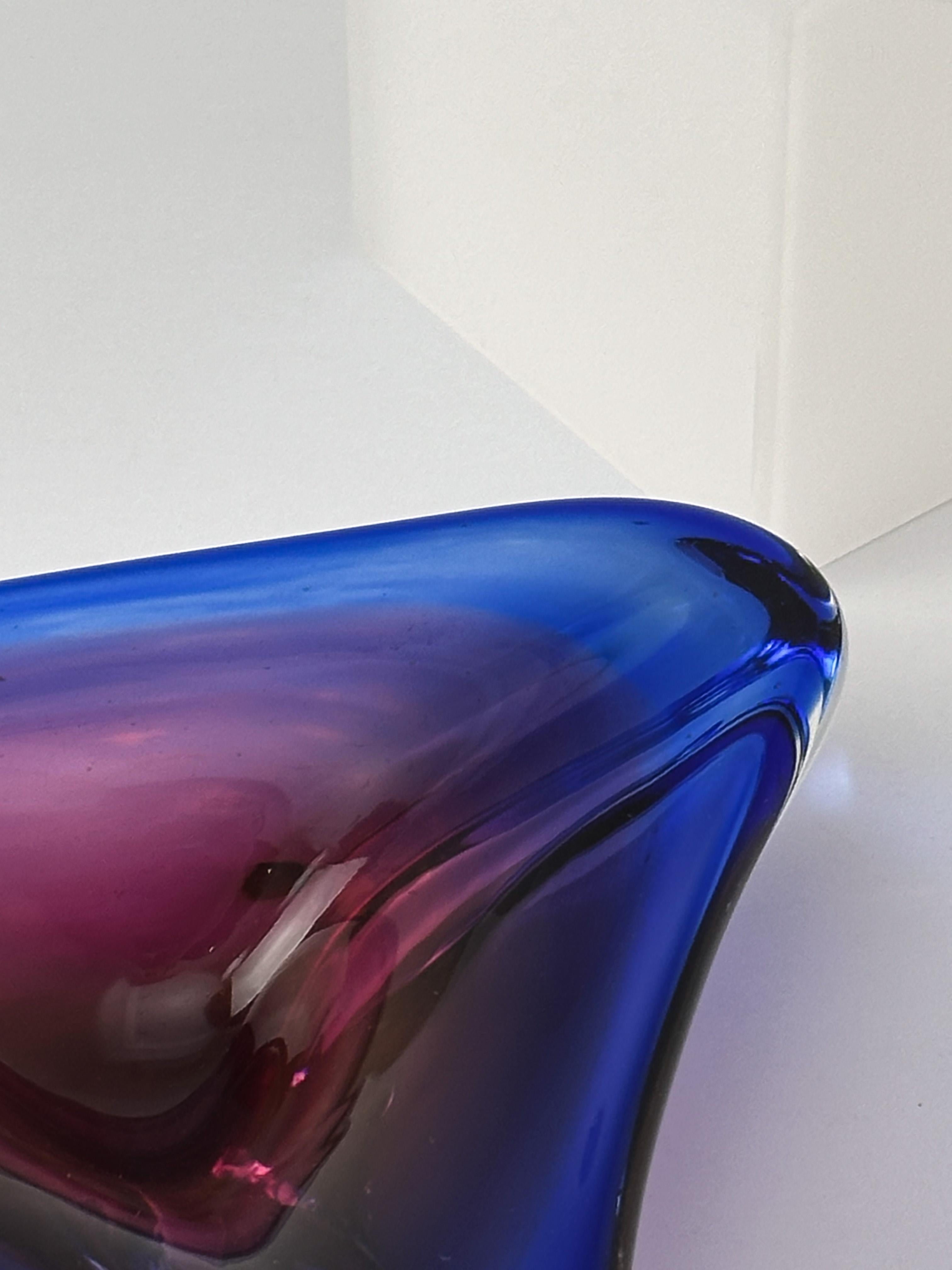 Murano-Glasschale, dreieckiger Aufsatz, blau-rosa, Freiform, ca. 1970er Jahre Italien im Zustand „Gut“ im Angebot in Glasgow, GB