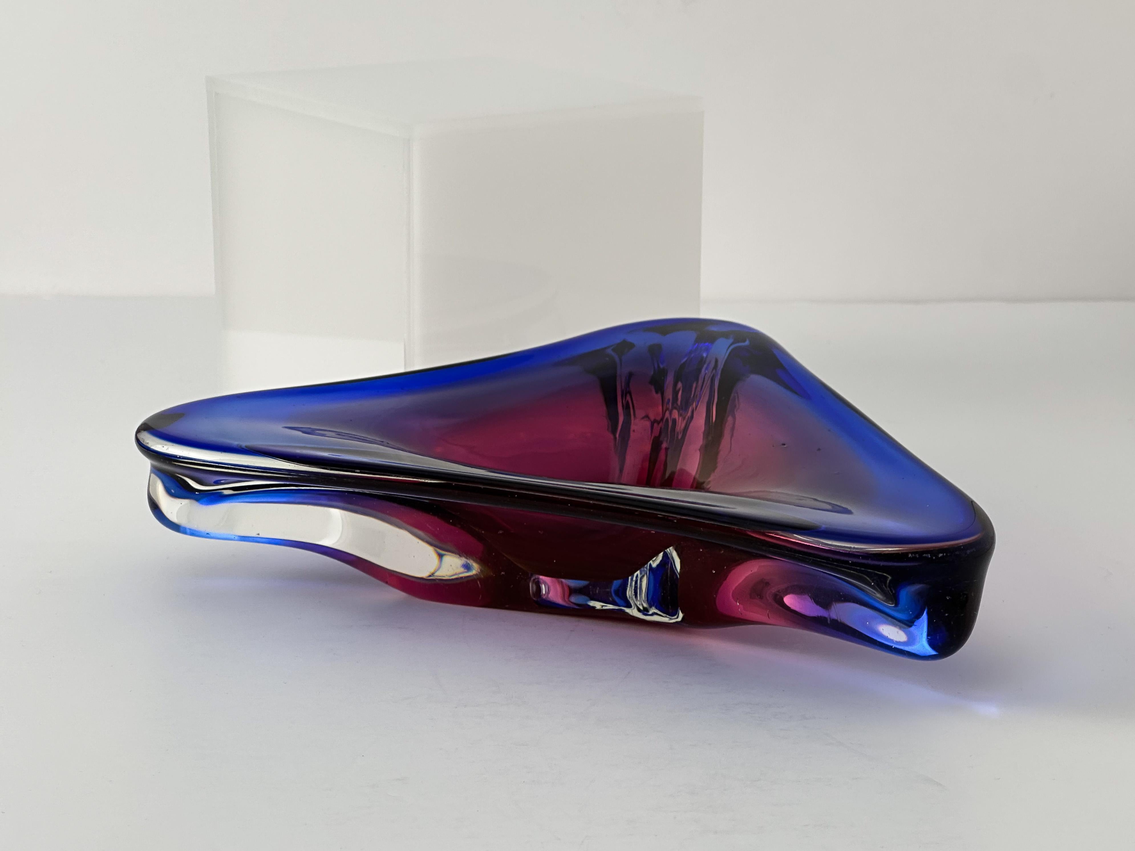 Murano-Glasschale, dreieckiger Aufsatz, blau-rosa, Freiform, ca. 1970er Jahre Italien (Ende des 20. Jahrhunderts) im Angebot