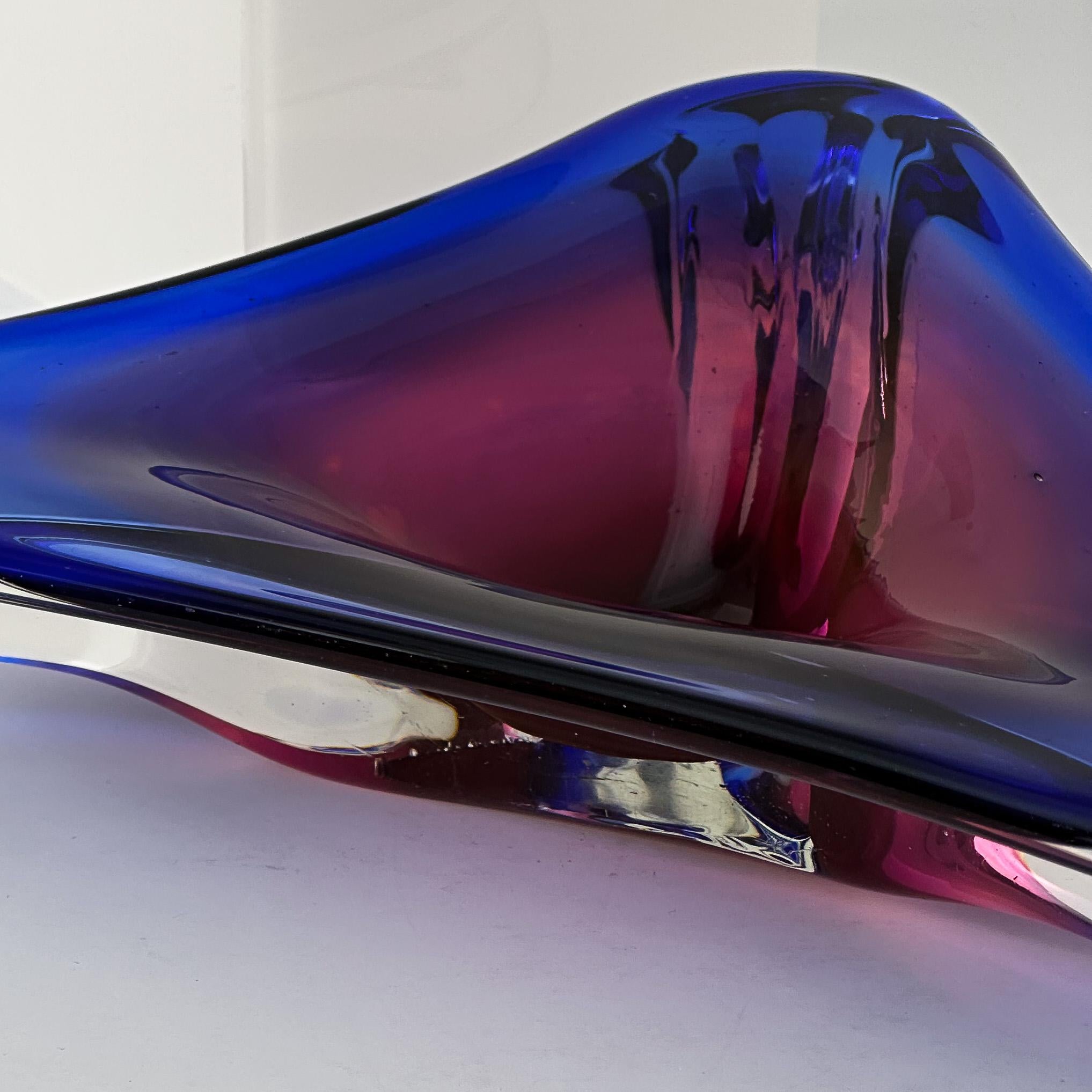 Murano-Glasschale, dreieckiger Aufsatz, blau-rosa, Freiform, ca. 1970er Jahre Italien im Angebot 1