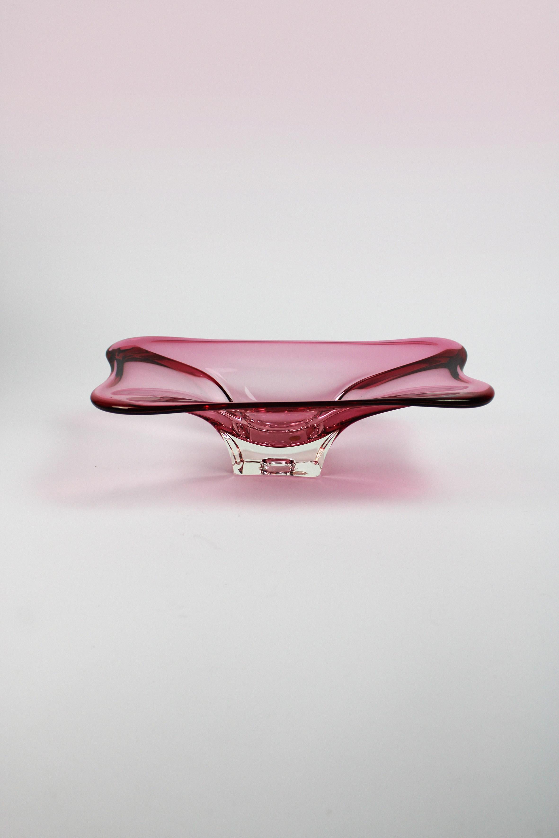 Wir präsentieren eine organisch geformte Schale oder Vide-Poche, ein Meisterwerk der mundgeblasenen Murano Collection'S. Diese Schale aus exquisitem Murano-Glas in einem bezaubernden rosa Farbton besticht durch ihr schönes und natürliches Design.