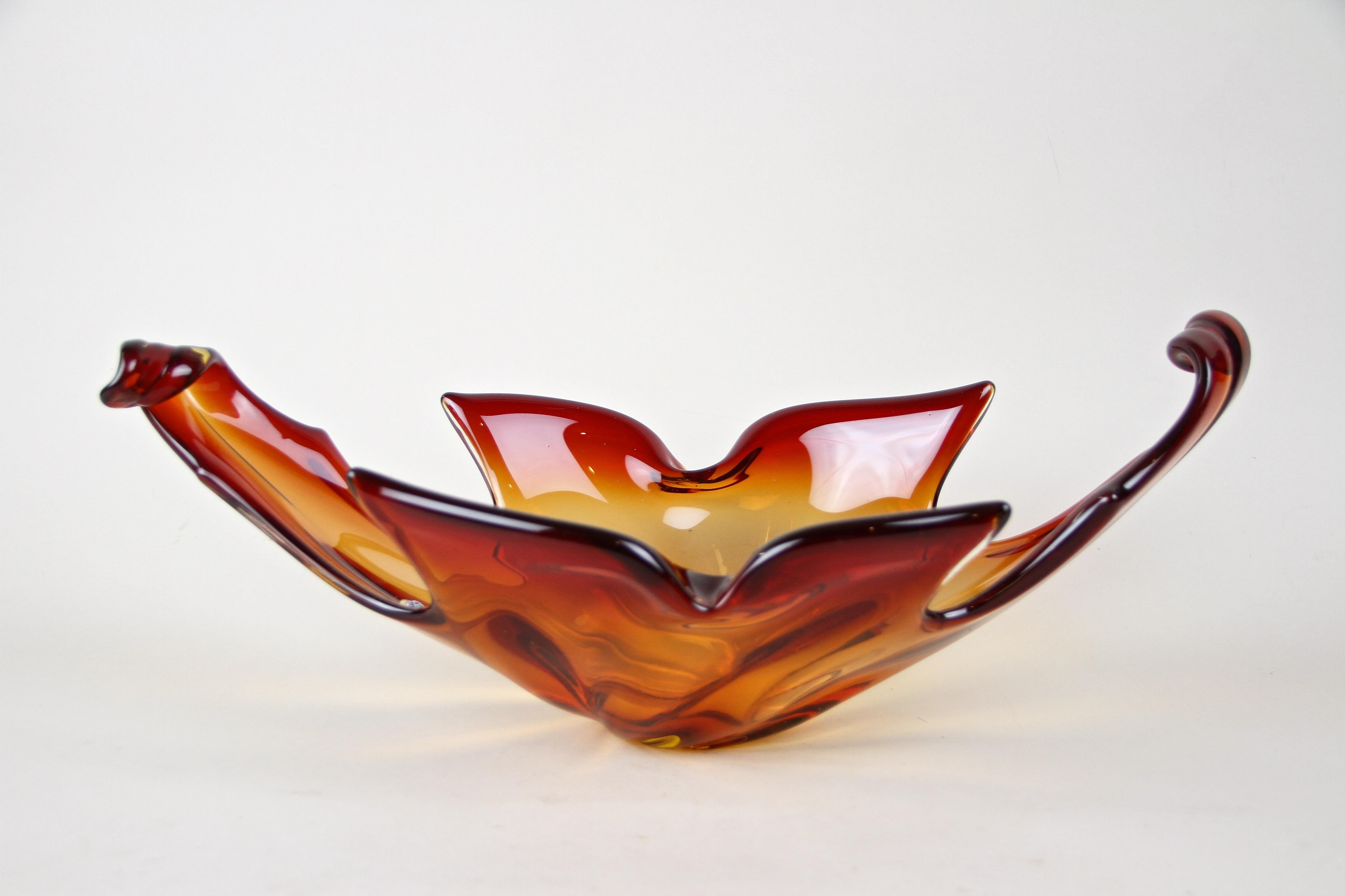 Murano Glass Bowl Red/Orange Mid-Century, Italy, circa 1960/70 For Sale 2