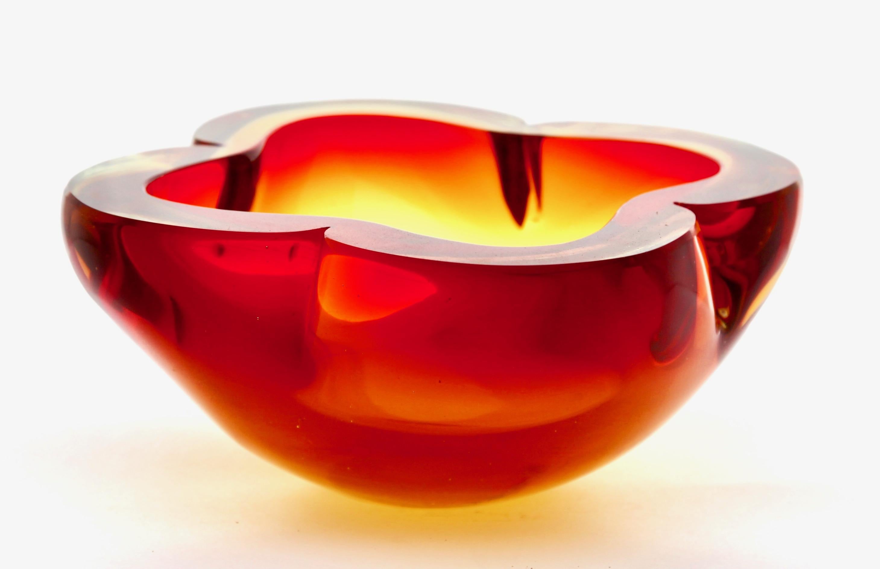Attributed to Flavio Poli for Seguso d'Arte, this biomorphic four-lobed Murano glass bowl is handcrafted with red highlights fading through to a lighter amber base, bringing warmth into your color scheme.
Still in lovely condition with only a few