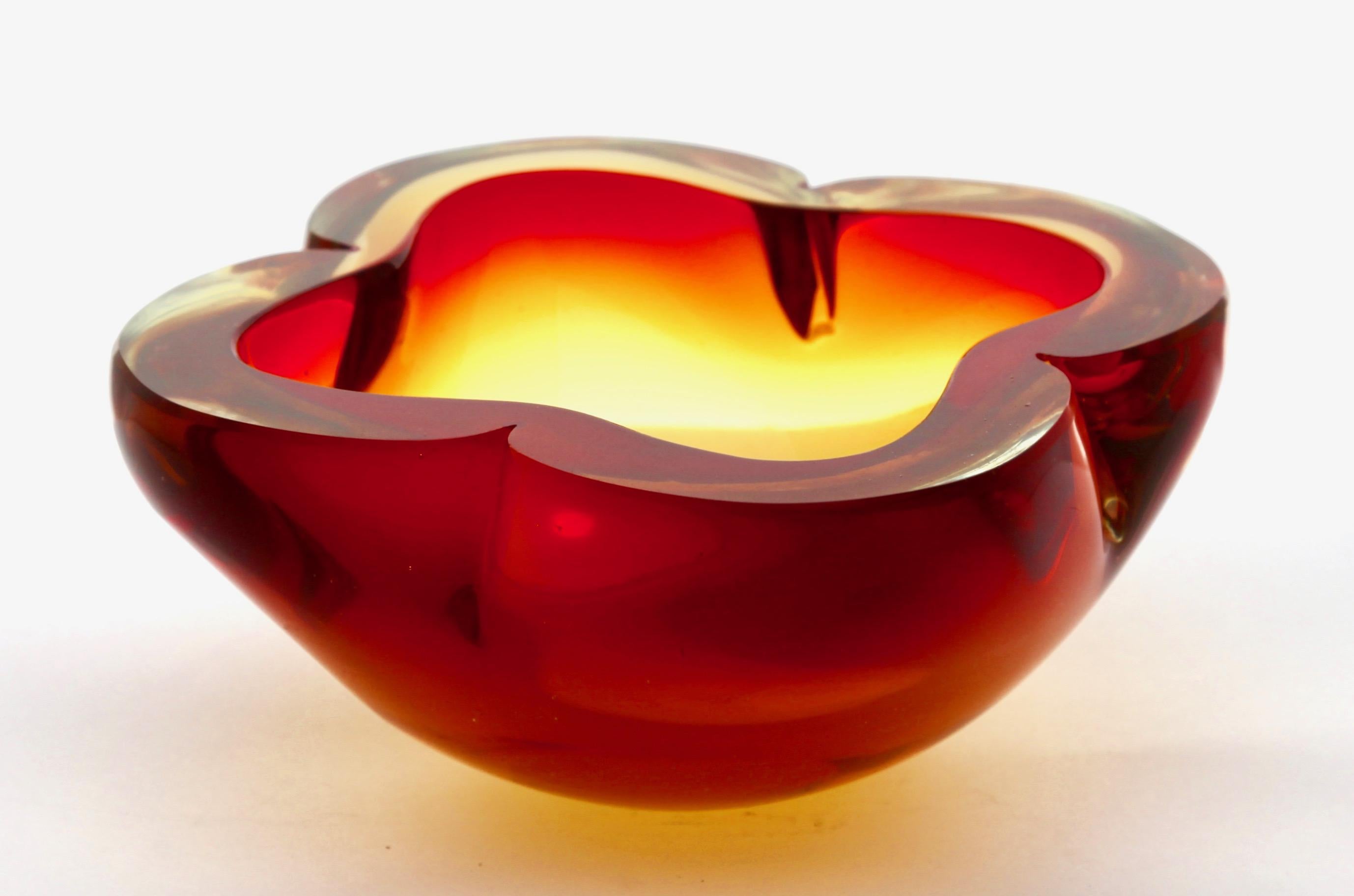 Mid-Century Modern Murano Glass Bowl with Four Lobes, Attributed to Flavio Poli for Seguso