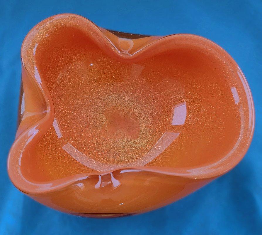 CHIUSURA VENDITA Ciotola in vetro di Murano, Arancione con polveri d'oro, Alfredo Barbini (sospettato)
*****AVVISO: IL NOSTRO NEGOZIO 1ST DIBS CHIUDE ALLA FINE DI MAGGIO*****
Questo pezzo misura circa 6 x 5,25 x 2,5 pollici.  
Adoriamo il colore! 