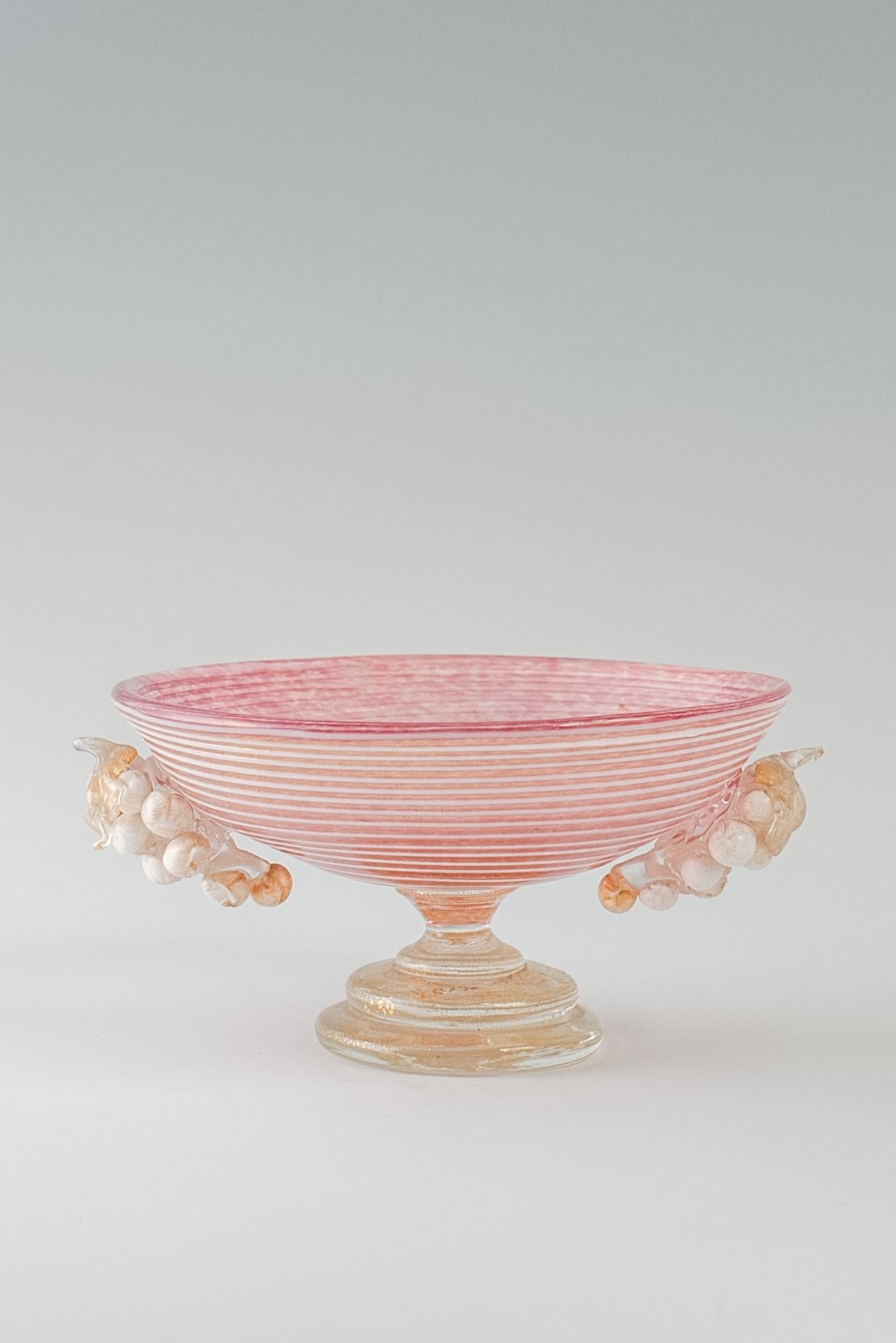 Ciotola in vetro di Murano con uva di Ercole Barovier&Toso, 1930

Ciotola di Barovier&Toso, 1930, rosso, bianco e oro.
Qualità molto elevata
Dimensioni: 10 x 20 cm.
Condizioni eccellenti