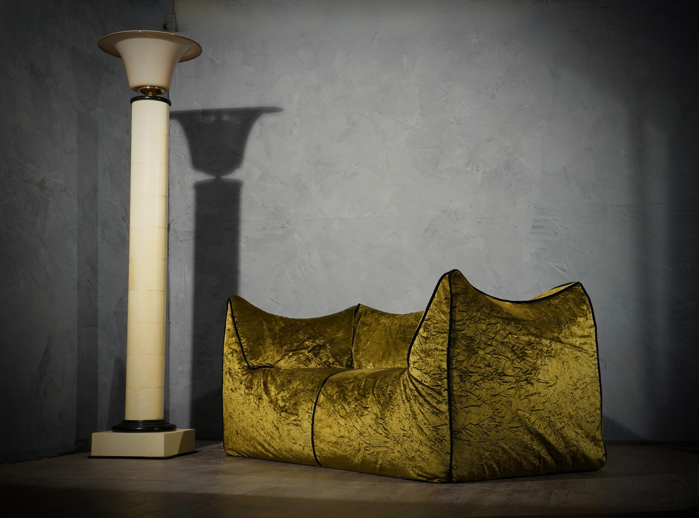 Very stylish floor lamp in Murano glass and goatskin, perfect match for a floor lamp with a sensational and unique design.

The floor lamp is made up of a long and cylindrical wooden body covered in goatskin, mounted on a square base always covered