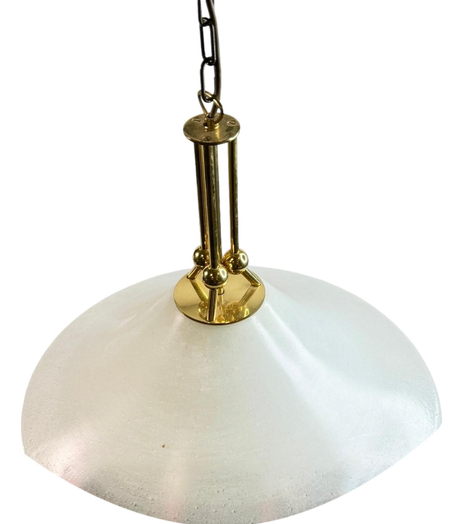 Questa splendida lampada a sospensione è stata realizzata da TZ Leuchten, in Germania. Il vetro è stato realizzato a Murano, in Italia, negli anni '60 circa. Con le sue linee pulite e moderniste e la sua sensibilità senza tempo, questa lampada a