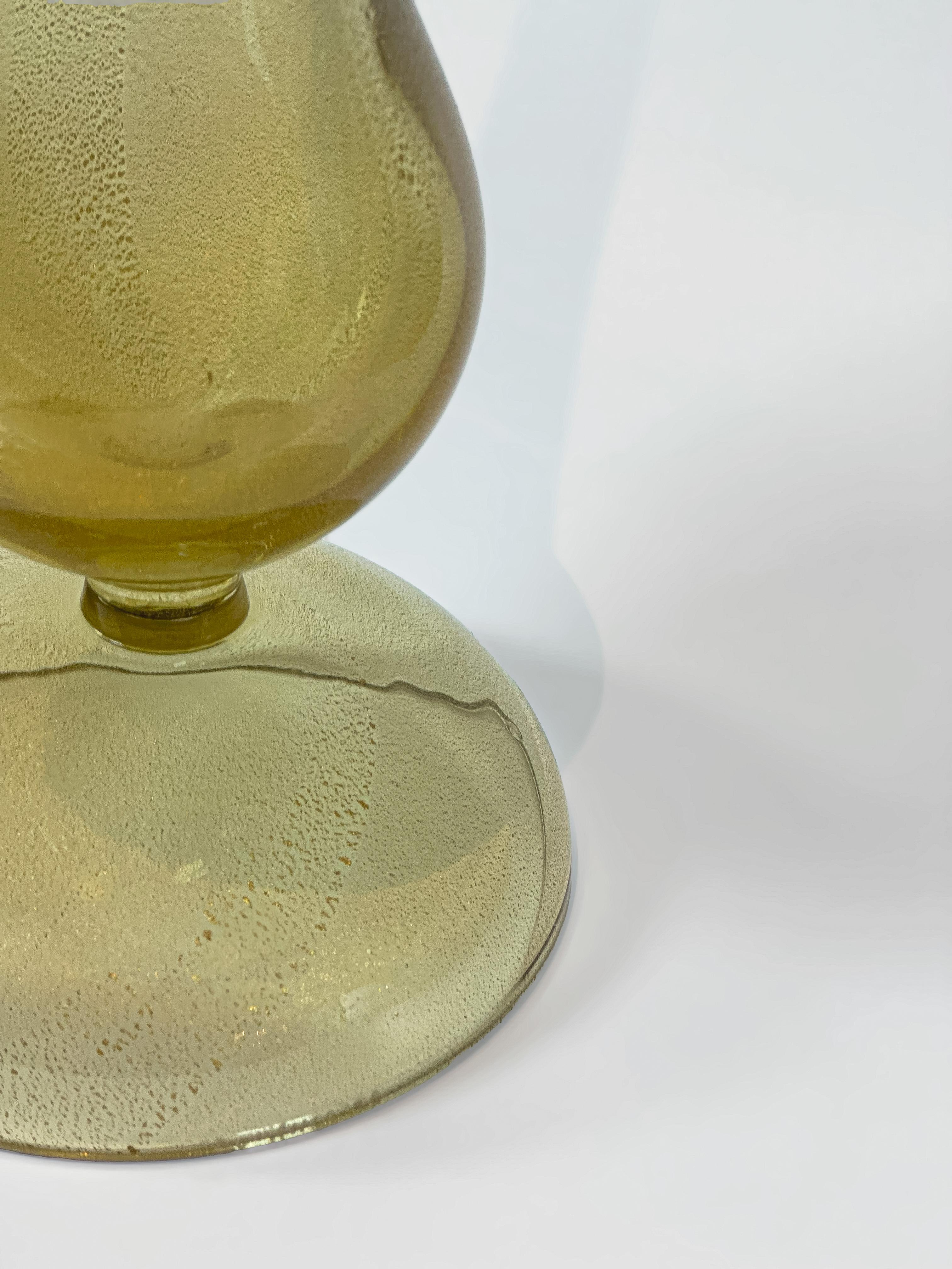 Jarrón capullo de cristal de Murano soplado a boca, fabricado en Murano a finales de la década de 1990 por Seguso Vetri d'Arte para Donghia. 

La forma alta y escultural presenta un esbelto cuello alargado, proporcionado para alojar un único tallo
