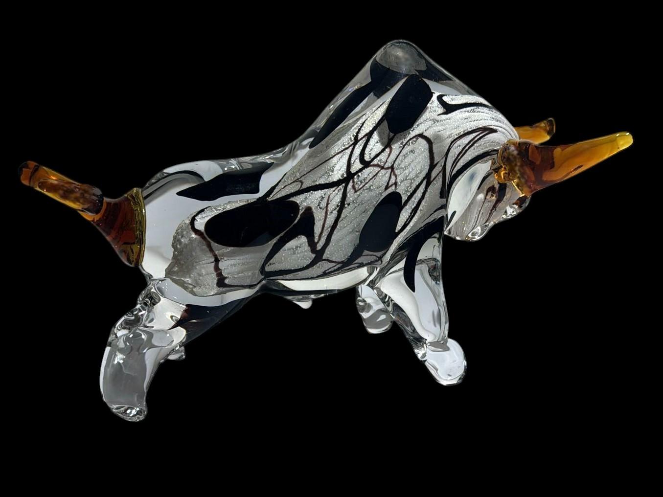 Eine atemberaubende mundgeblasene Murano-Glasskulptur, die einen Stier darstellt und auf der Insel Murano in der berühmten Sommerso-Technik (