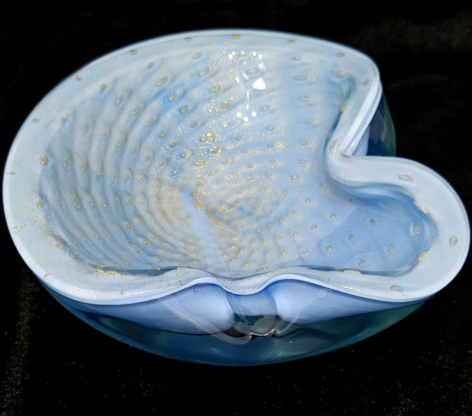 Murano Glass Bullicante Bowl / Vide Poche with Gold Polveri, Alfredo Barbini likely
Very much like Barbini's work; there are one or two other maestros of that era who made similar works, but we believe it's Barbini.
Measures about 6 x 2 inches.
No