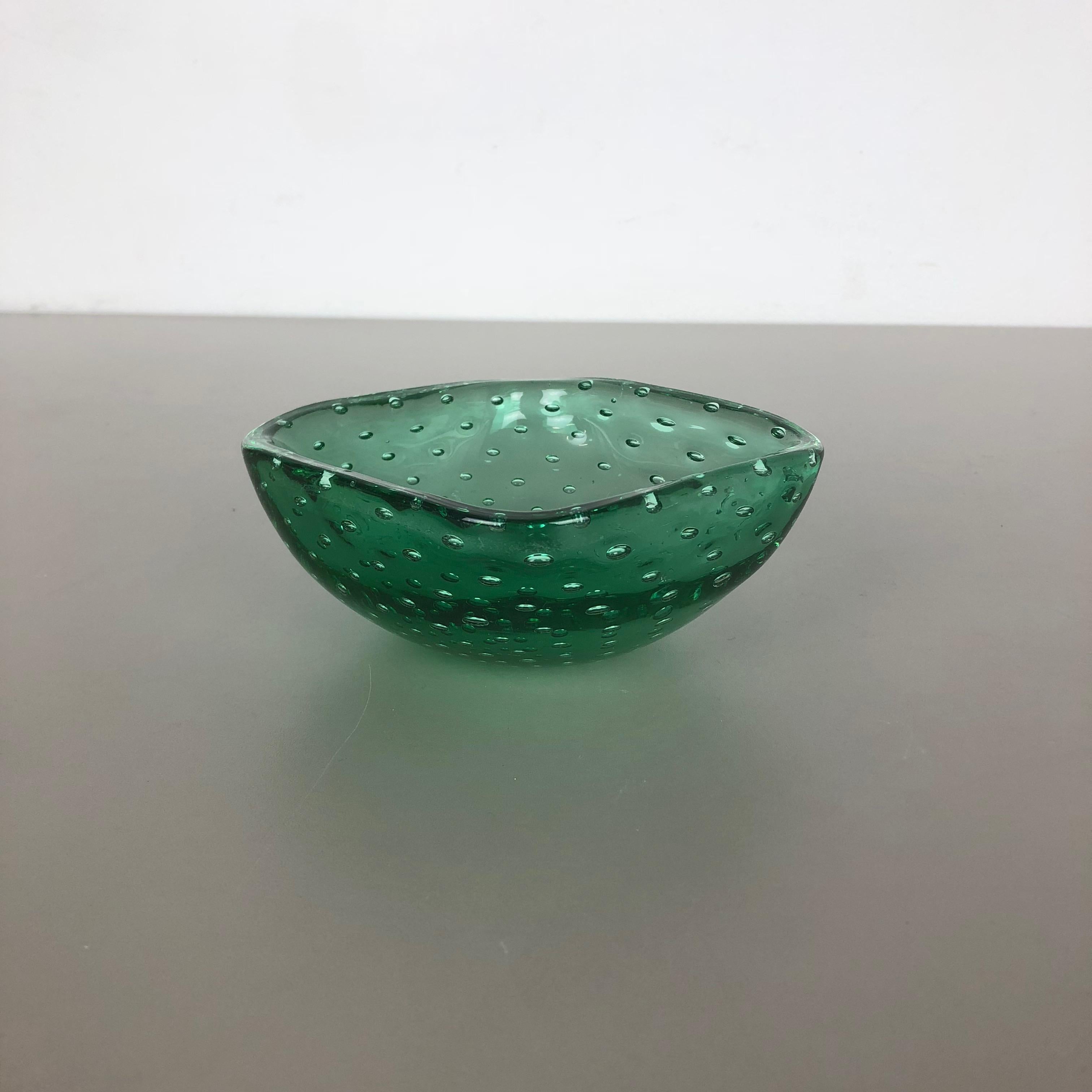 Artikel:

Murano-Glasschale, Aschenbecher-Element


Herkunft:

Murano, Italien


Jahrzehnt:

1970s


Diese originelle Muschelschale aus Glas wurde in den 1970er Jahren in Murano, Italien, hergestellt. Ein elegantes grünes