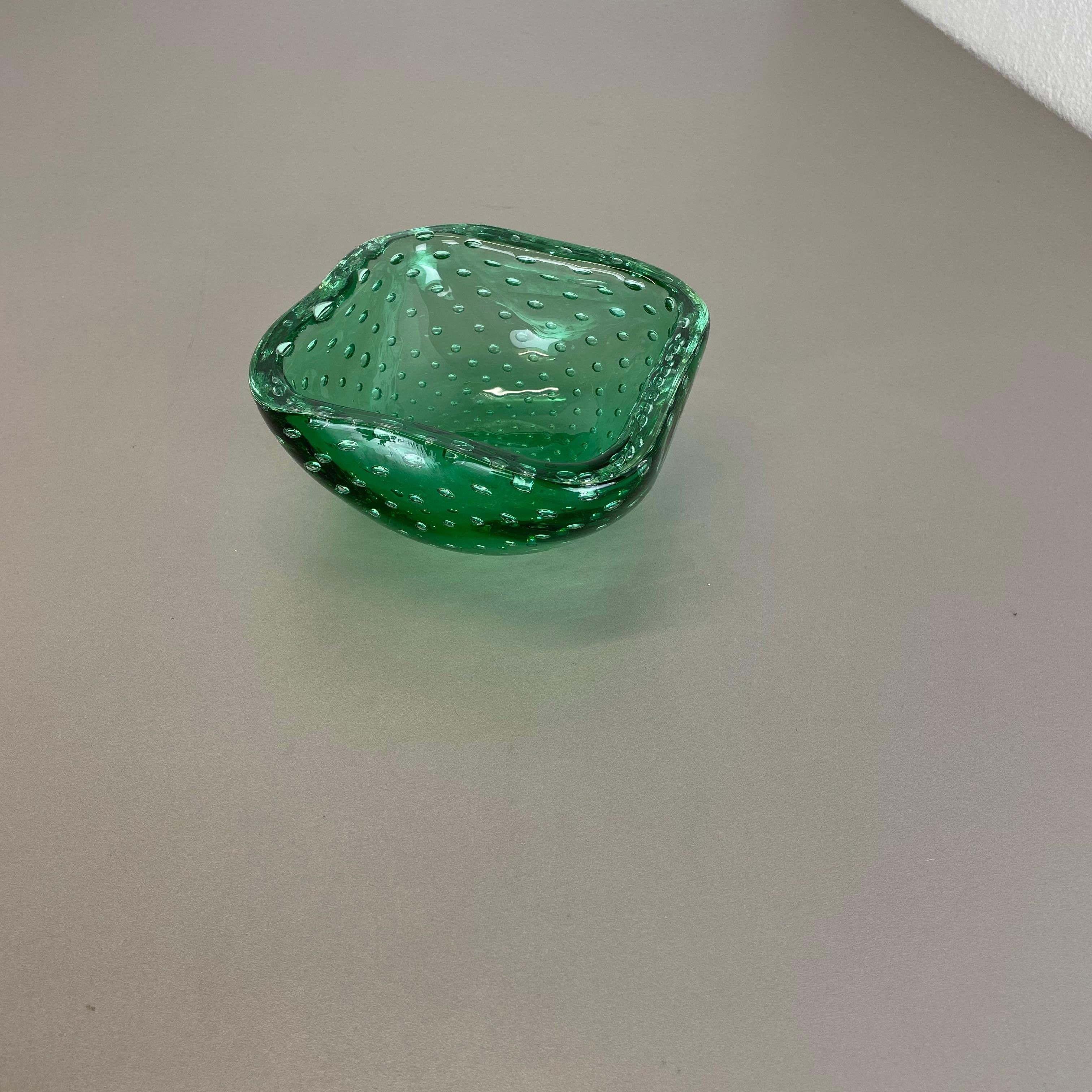 Mid-Century Modern Cendrier en verre de Murano Bullicante « vert » avec éléments en coquille de bol Murano, Italie, 1970 en vente