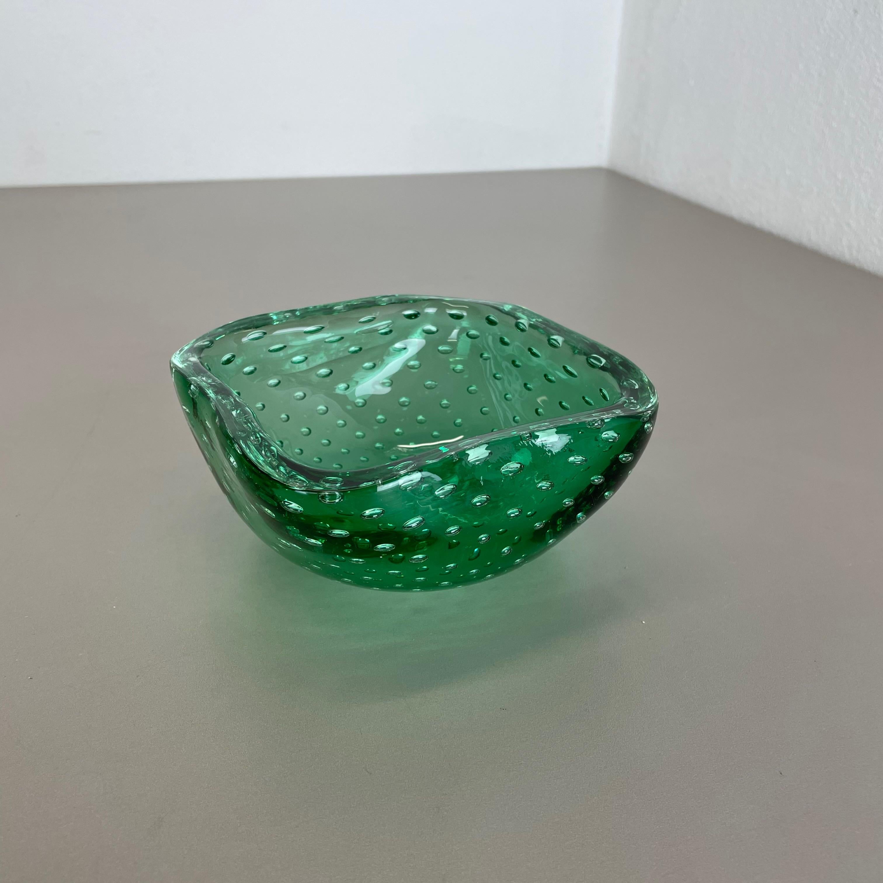 italien Cendrier en verre de Murano Bullicante « vert » avec éléments en coquille de bol Murano, Italie, 1970 en vente