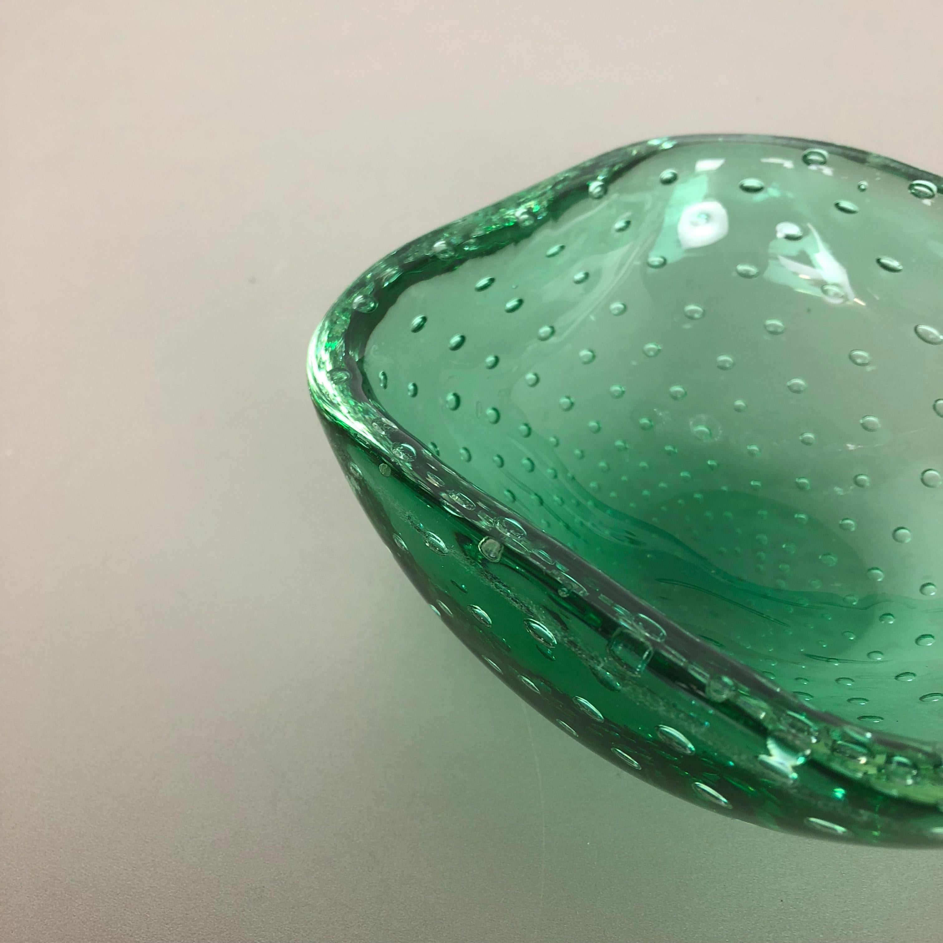 Cendrier en verre de Murano Bullicante « vert » avec éléments en coquillage, Murano, Italie, 1970 Bon état - En vente à Kirchlengern, DE