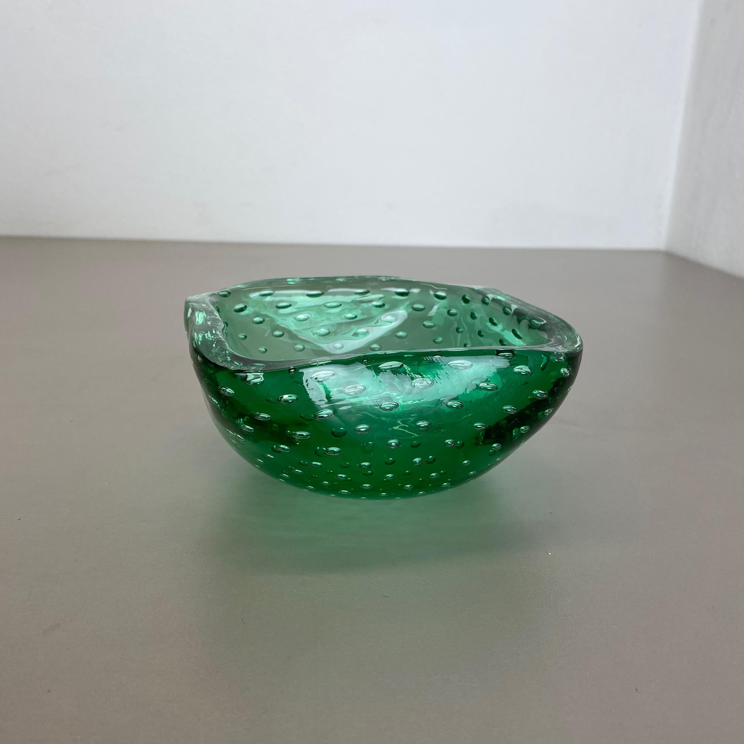 Cendrier en verre de Murano Bullicante « vert » avec éléments en coquille de bol Murano, Italie, 1970 Bon état - En vente à Kirchlengern, DE