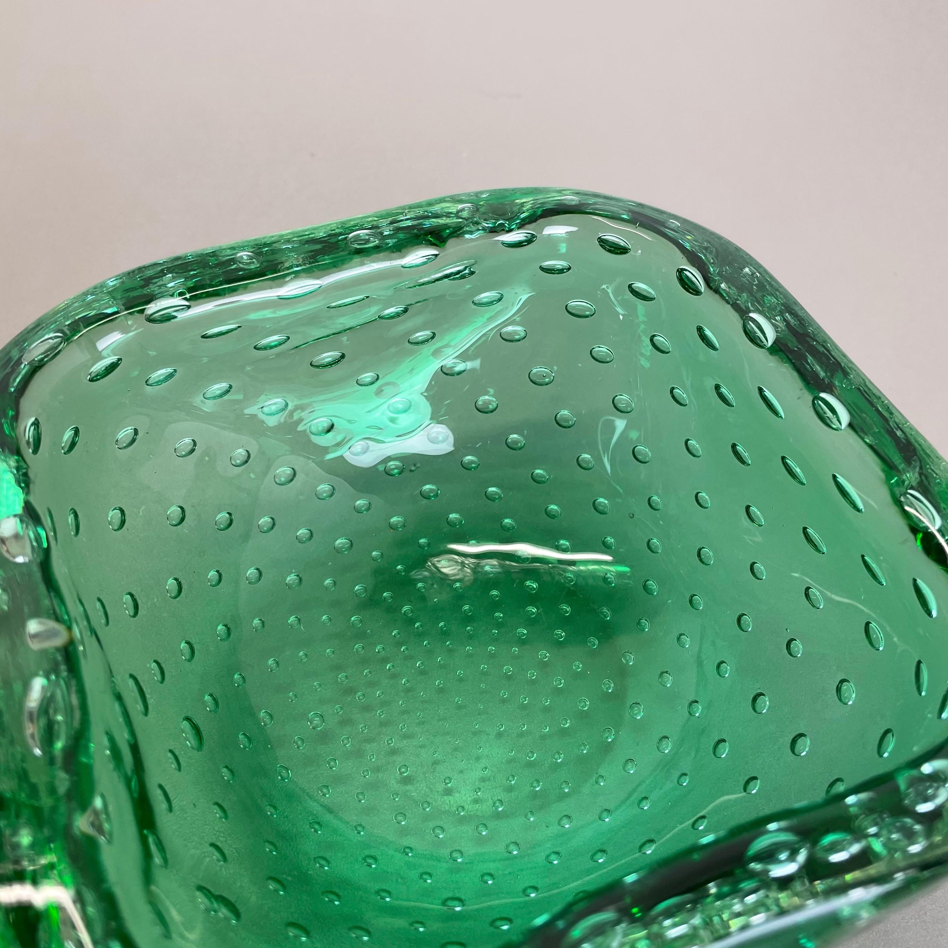 Verre de Murano Cendrier en verre de Murano Bullicante « vert » avec éléments en coquille de bol Murano, Italie, 1970 en vente