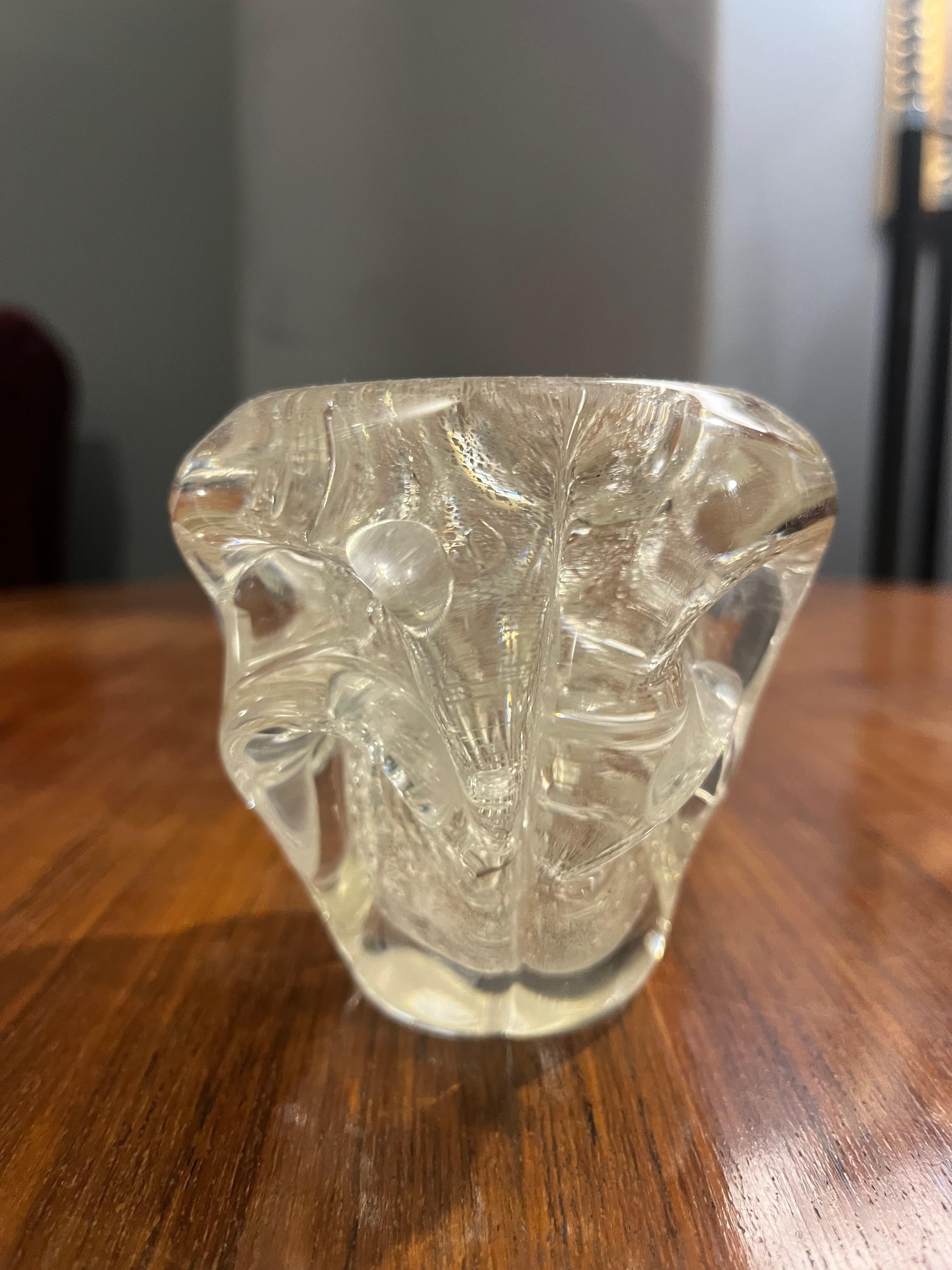 Murano glass bullicante vase by Ercole Barovier from the 1920s. Produced in good condition with small signs of wear due to age and use. In the world of artistic glass, few names evoke excellence and innovation like Ercole Barovier, master glassmaker