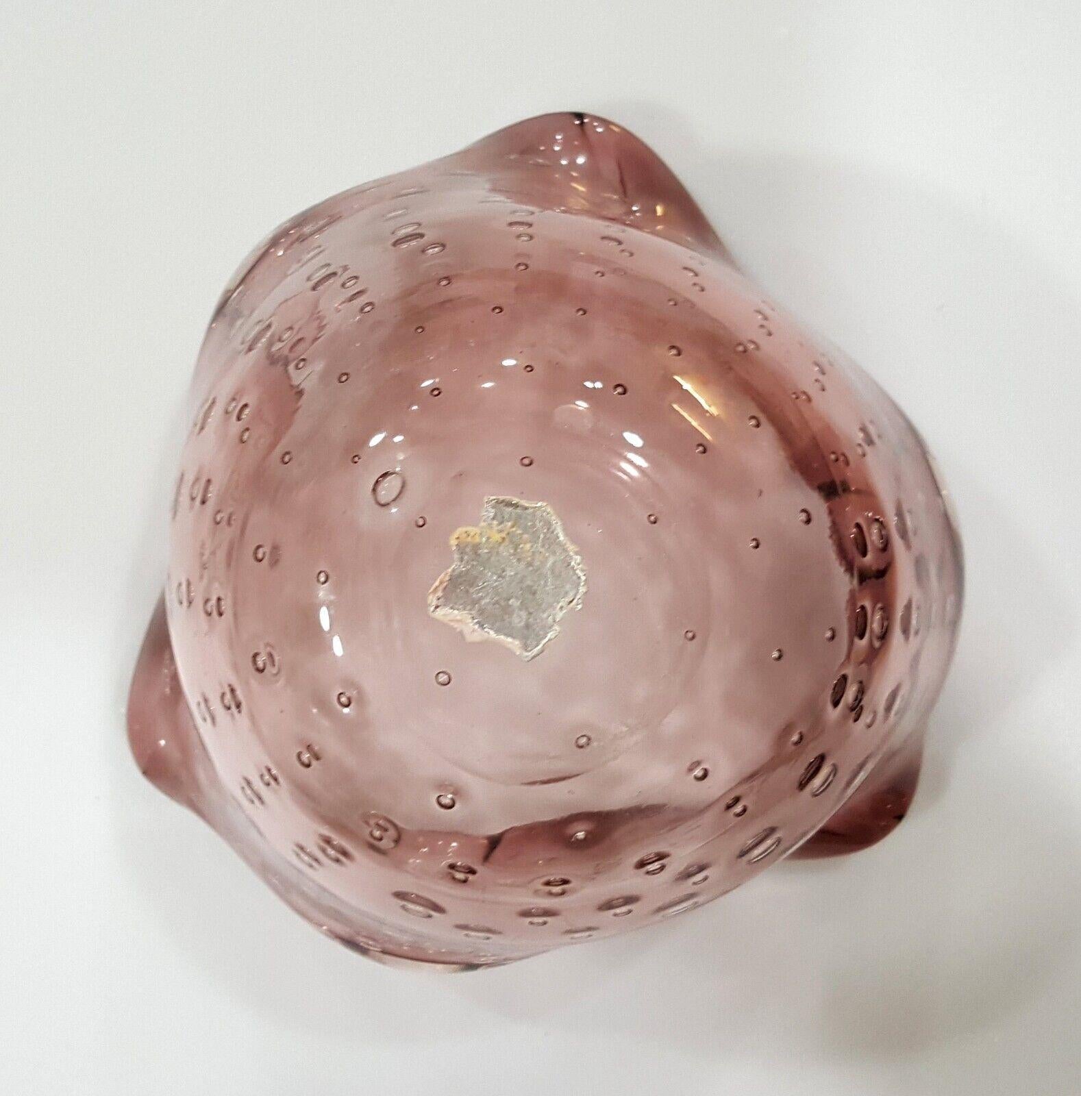 Murano Glass Bullicante Vintage Bowl with with label remains on bottom.
Les restes de l'étiquette en argent métallique que l'on trouve sur le fond de cette pièce sont généralement utilisés pour prouver l'authenticité du verre de Murano.  Ces labels