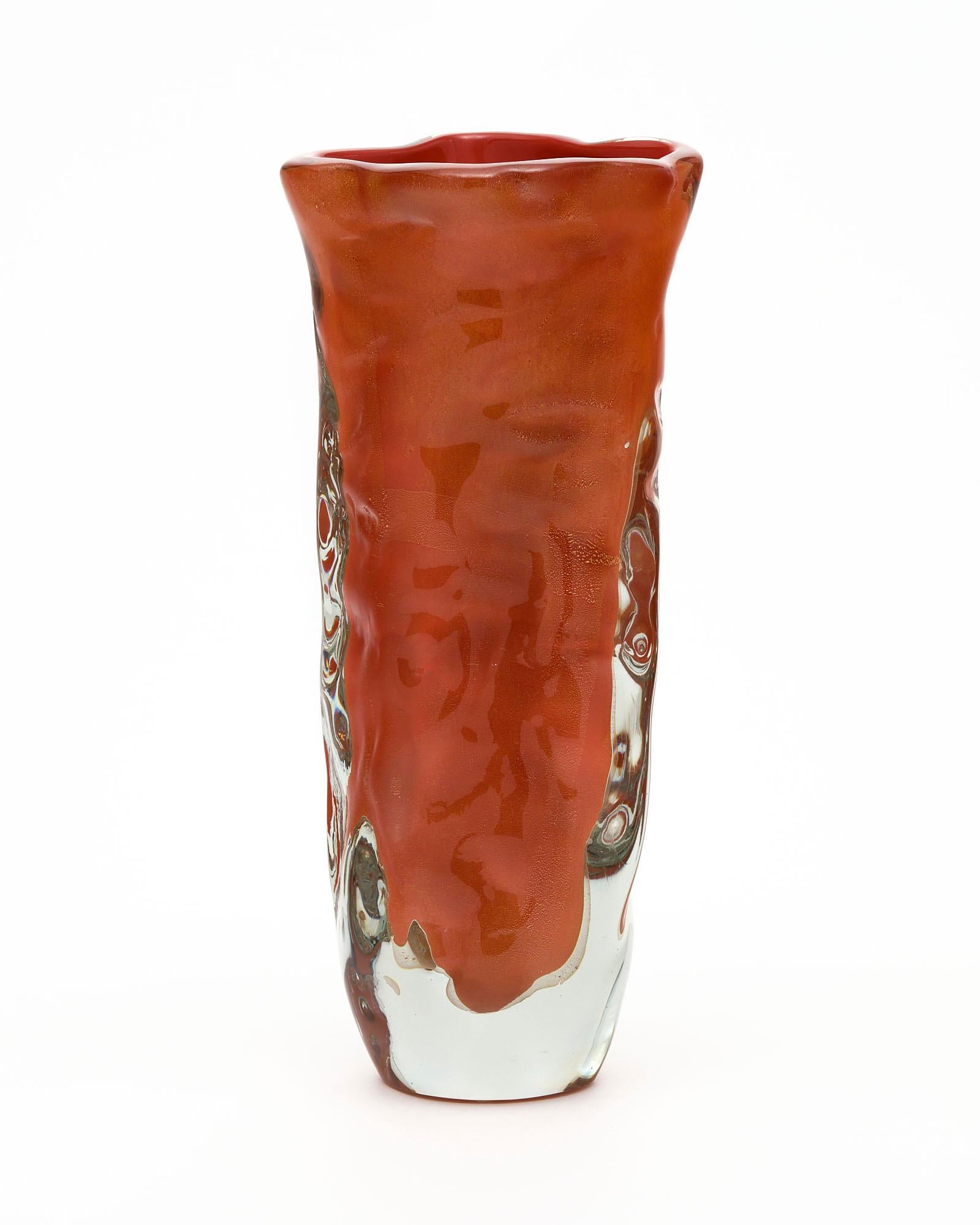Vaso in vetro soffiato a mano proveniente dall'Isola di Murano, fuori Venezia, Italia. Questo pezzo è realizzato in vetro corallo con la tecnica del 