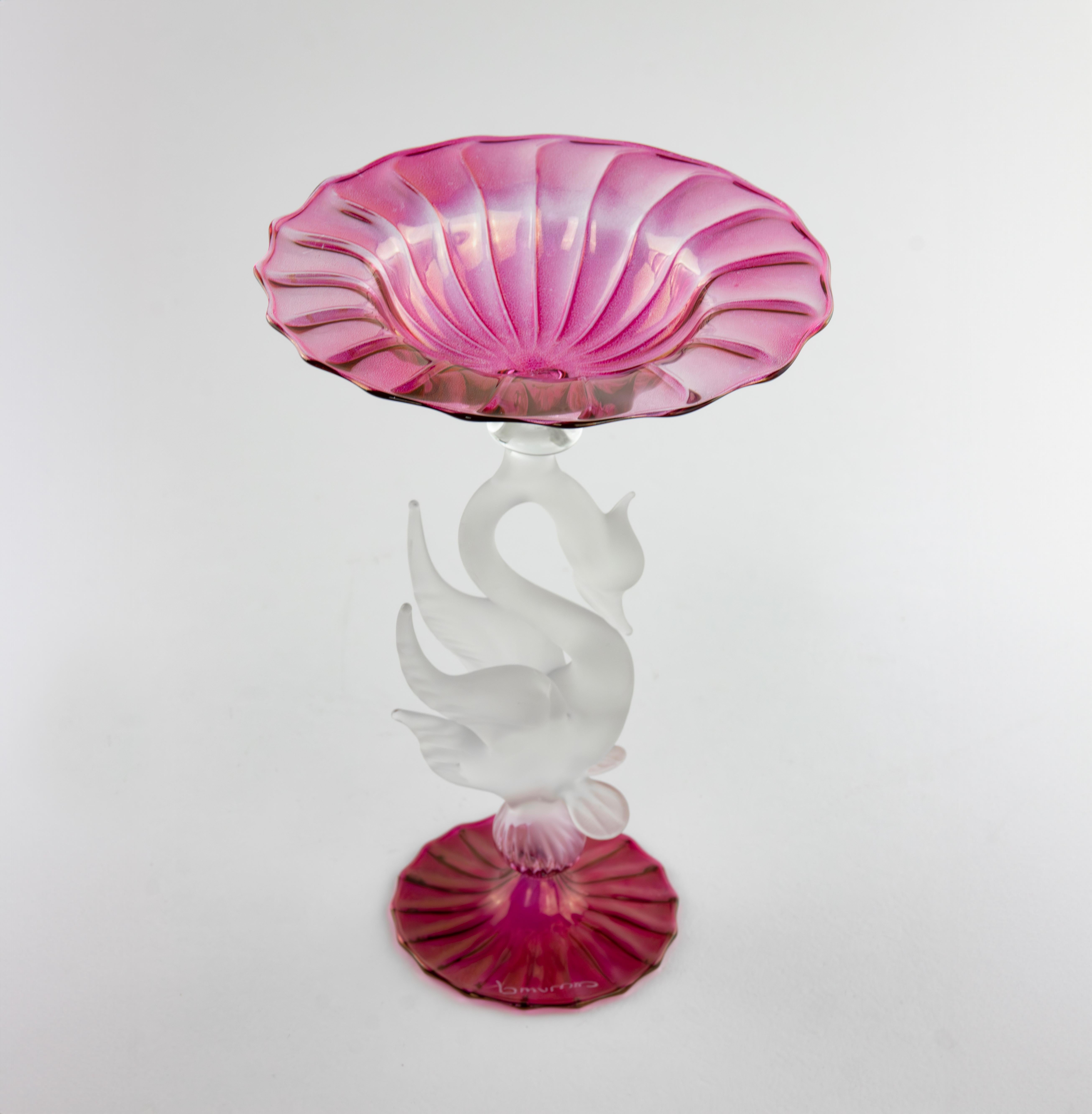 Murano glass cake stand with swan-shaped stem, Italy 1980s.

Designed by La Murrina.

22.5 x 15 cm.

Good condition.