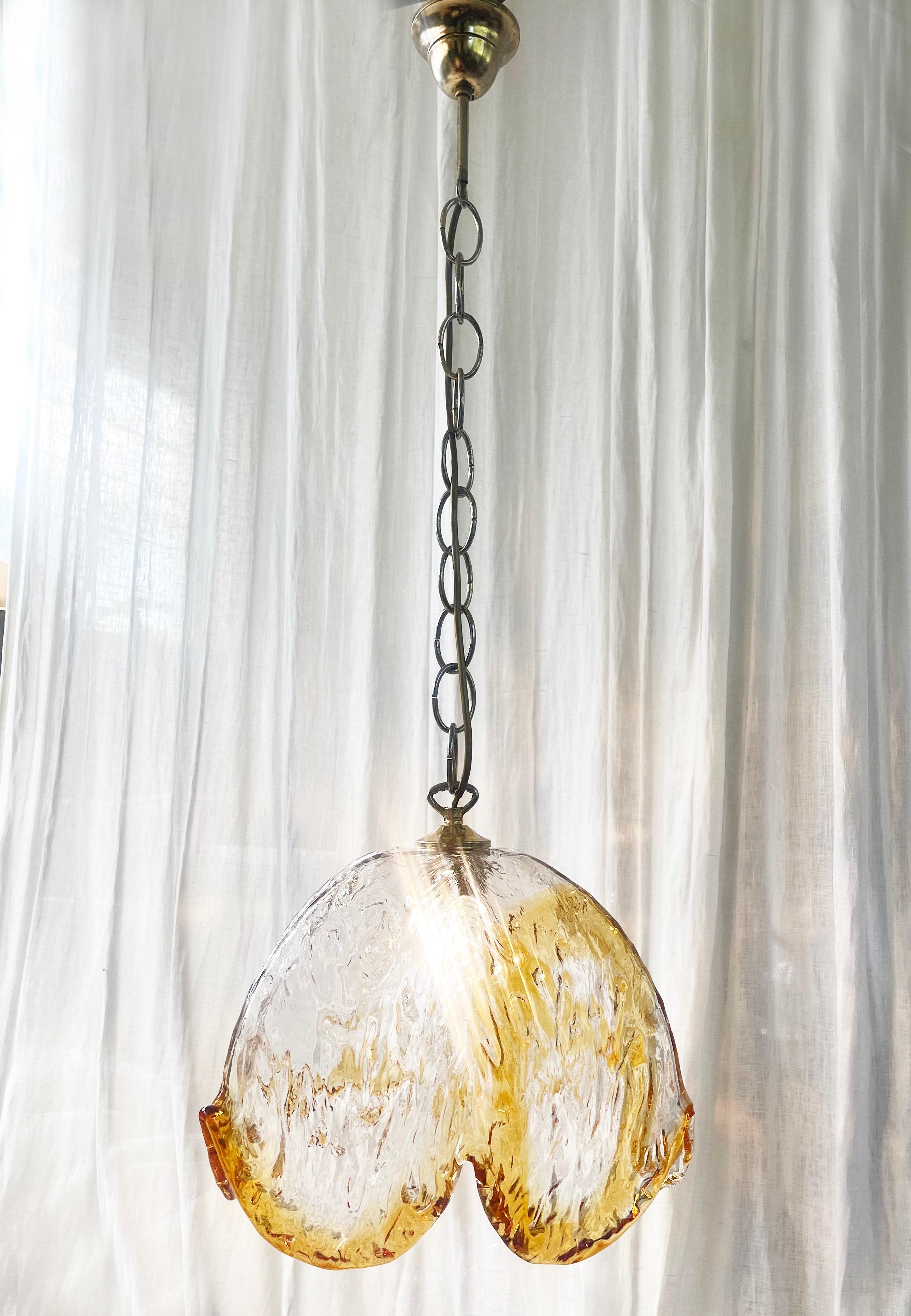 Mid-Century moderno Ciondolo Calyx in vetro di Murano con bagliore d'ambra di Honsel Leuchten, anni '70, Germania in vendita