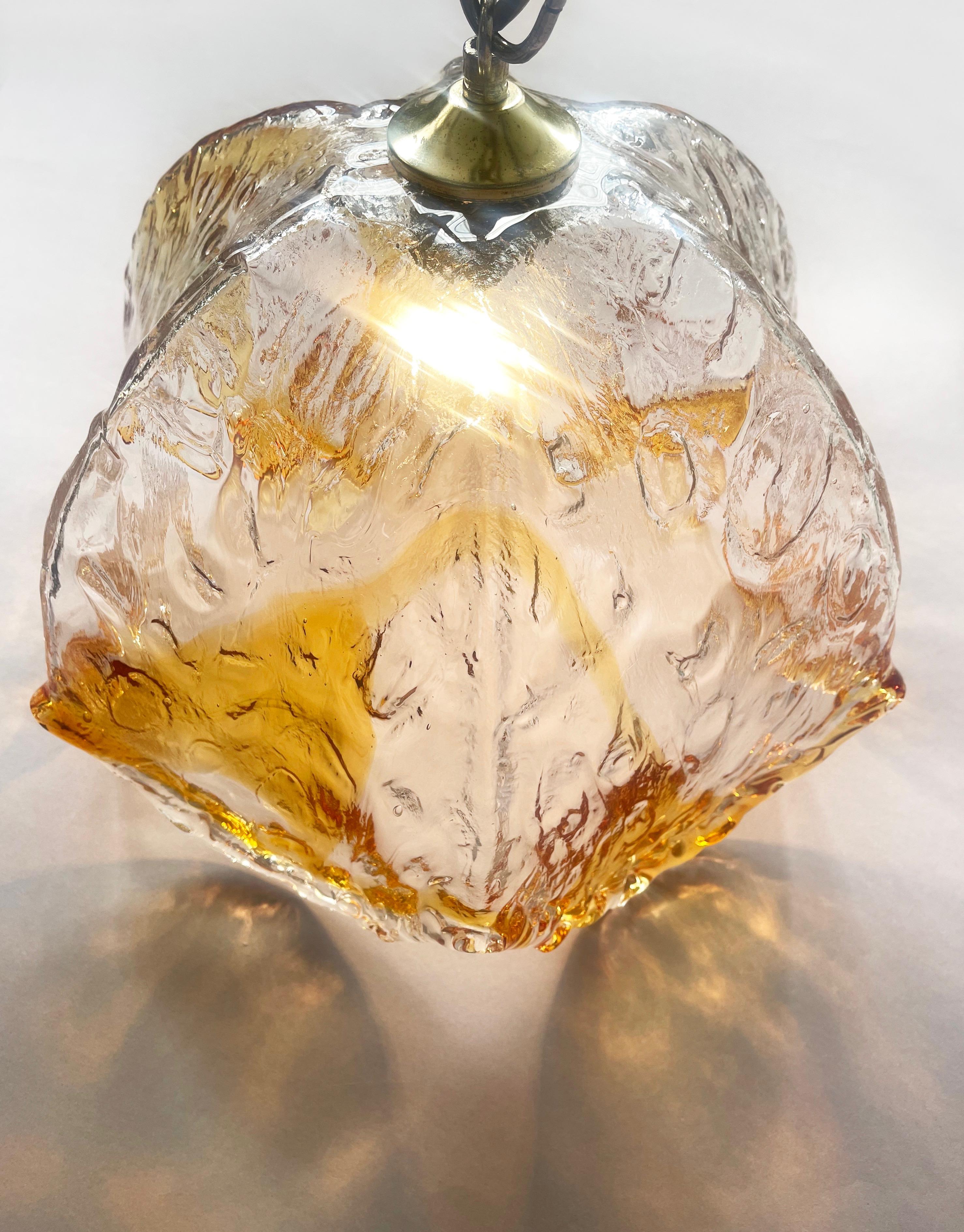 Tedesco Ciondolo Calyx in vetro di Murano con bagliore d'ambra di Honsel Leuchten, anni '70, Germania in vendita