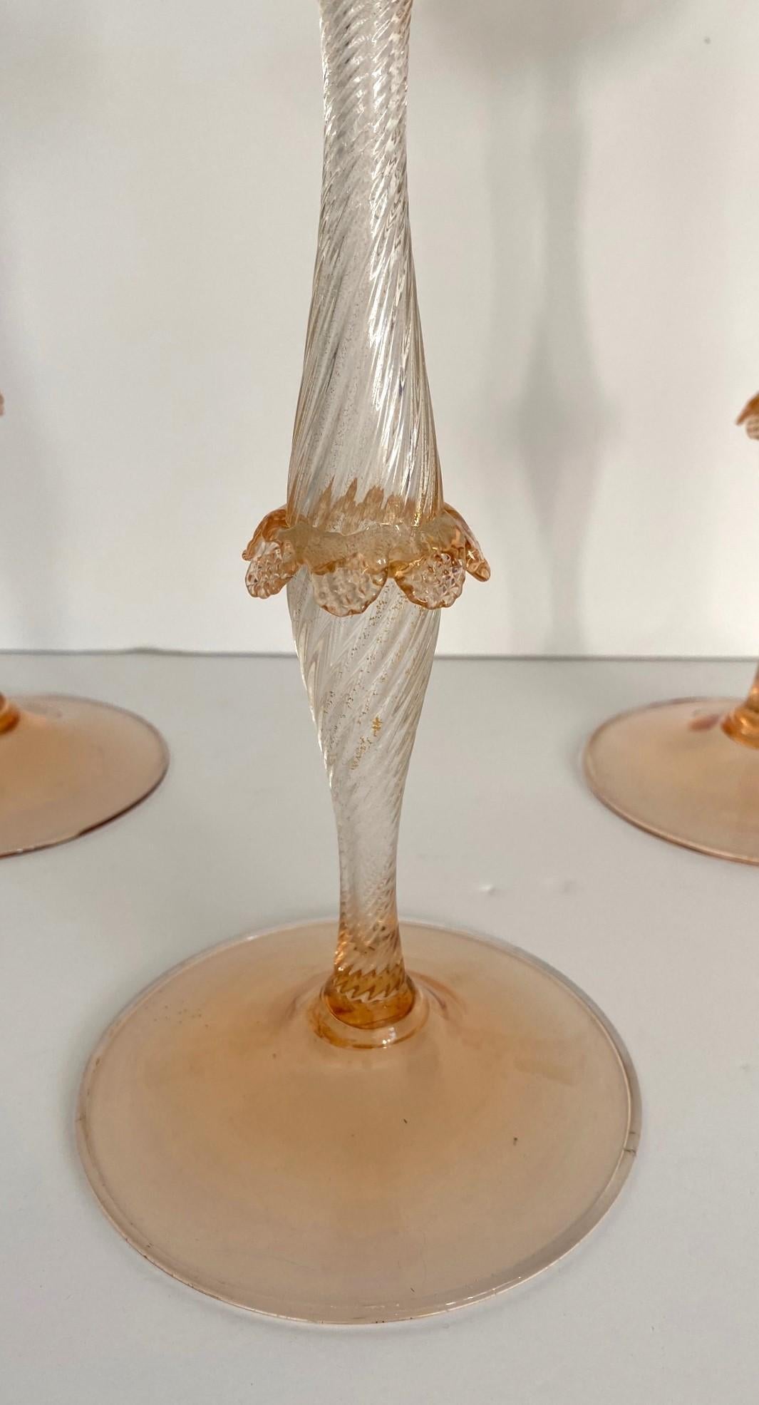 Italienisches mundgeblasenes Murano-Kunstglas, bestehend aus drei Kerzenständern, um 1940.