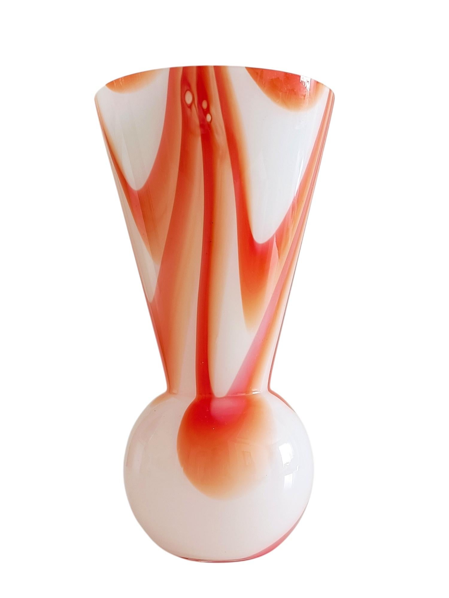 A Carlo Moretti beautiful marbled decor Murano glass vase in white and orange. Handmade in the island of Murano, near Venice, Italy, circa the 1960s.

A gorgeous, cheerful piece.

Dimensions:
H. 25cm.
D. 20cm

We specialized in Mid-Century ceramics,
