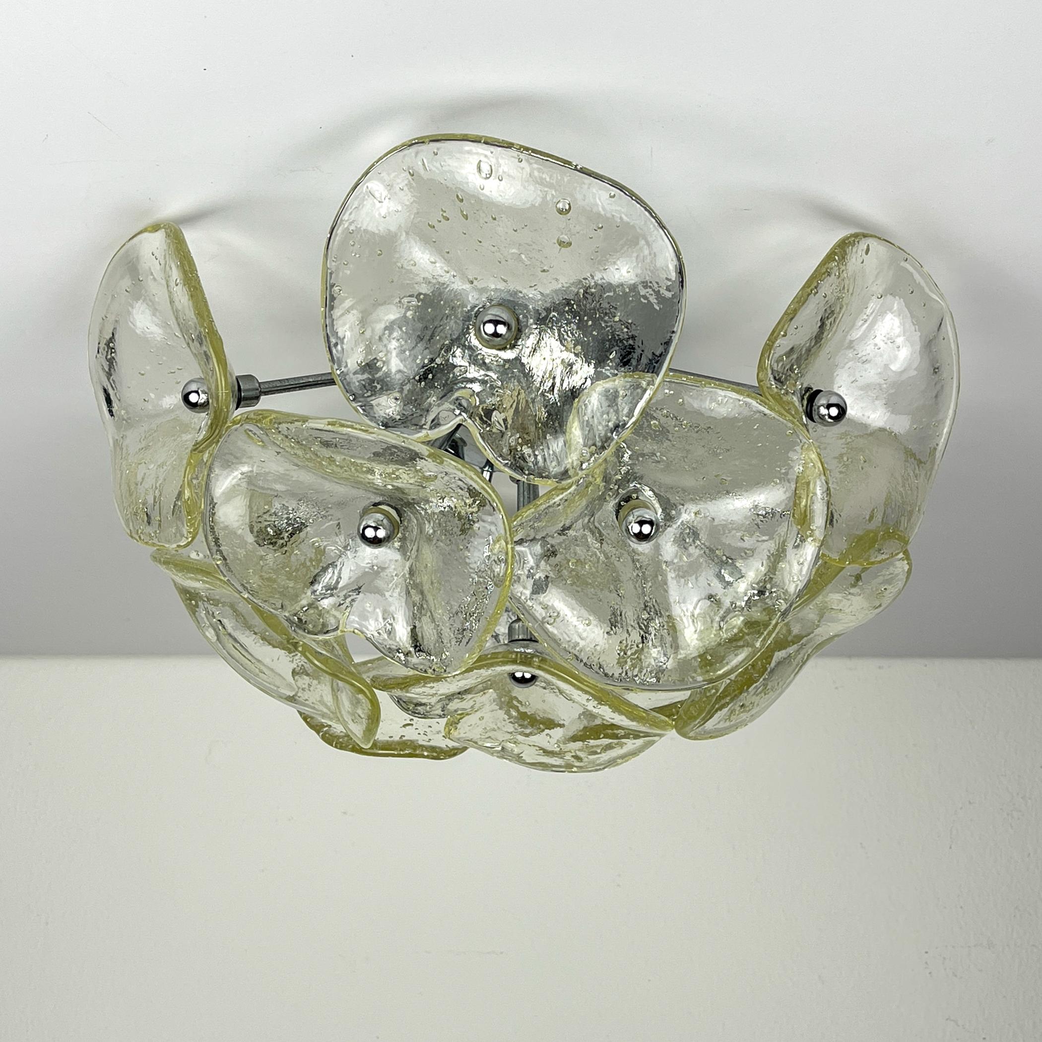 Preciosa lámpara de techo de cristal de murano fabricada en Italia en la década de 1990.

La lámpara está en muy buen estado vintage, sin daños.

Dimensiones:
Anchura: 38 cm / 15 pulgadas
Altura: 18 cm

La lámpara requiere 3 bombillas G9.

Ofrecemos