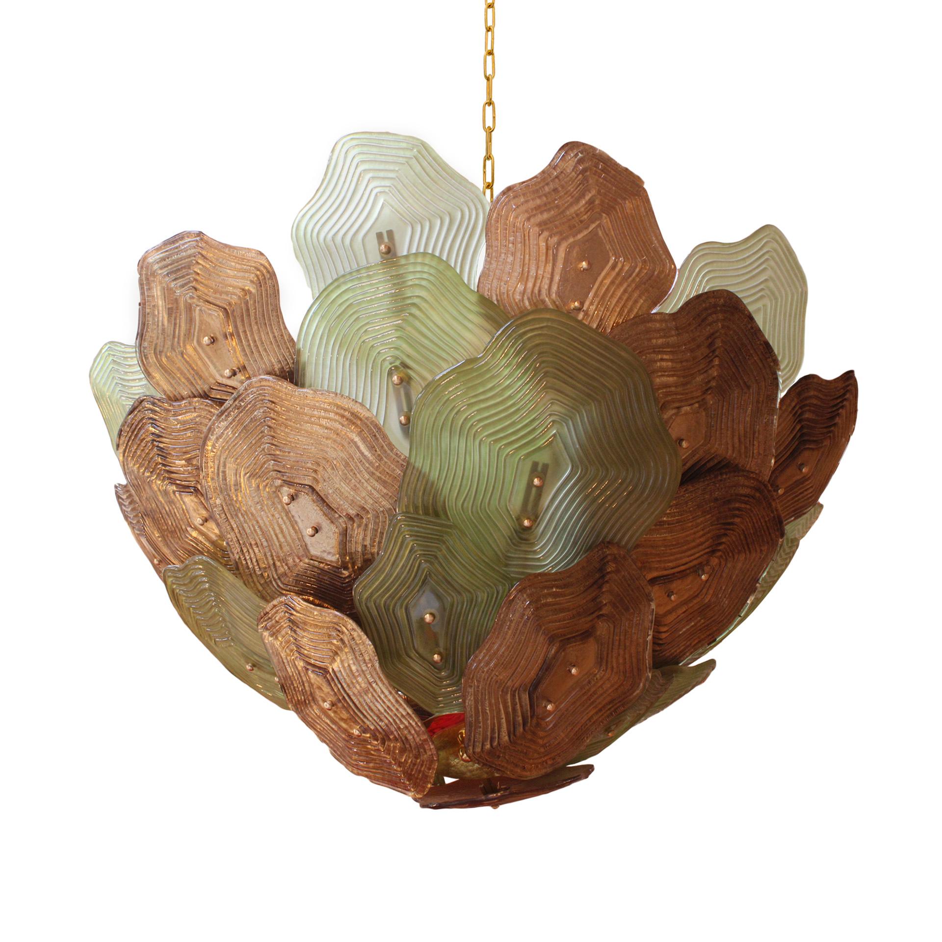 Plafonnier contemporain avec dix-huit points lumineux. Il présente une structure en laiton et des pièces de forme organique en verre de Murano de différentes couleurs. La fabrication artisanale de cette pièce en fait un modèle unique. Italie,