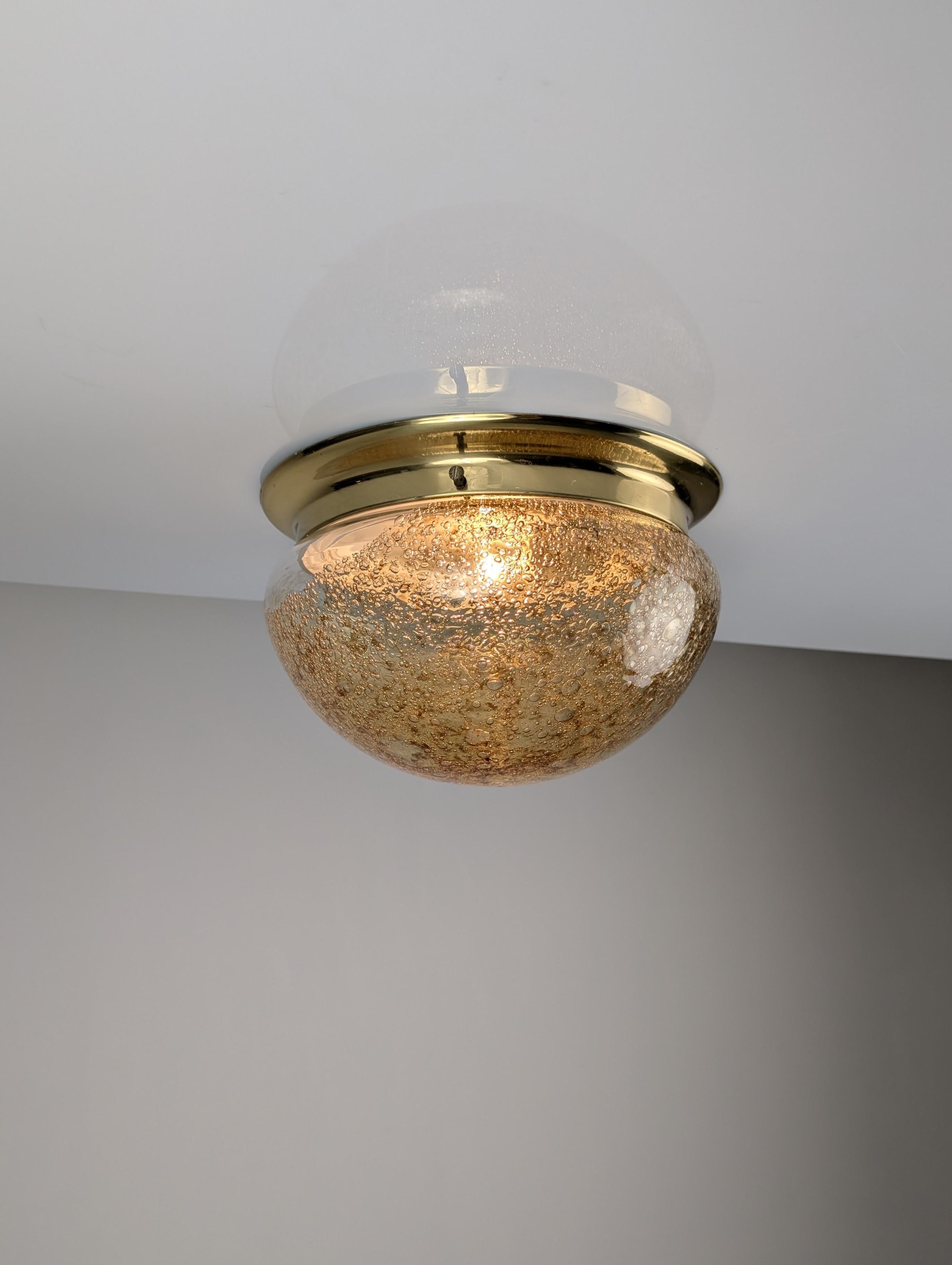 Murano glass ceiling lamp with a caramel effect that captivates with its unique appearance, featuring hand-blown glass crafted with an excellent technique that simulates the look of boiling caramel as it begins to bubble.

The warmth of the caramel