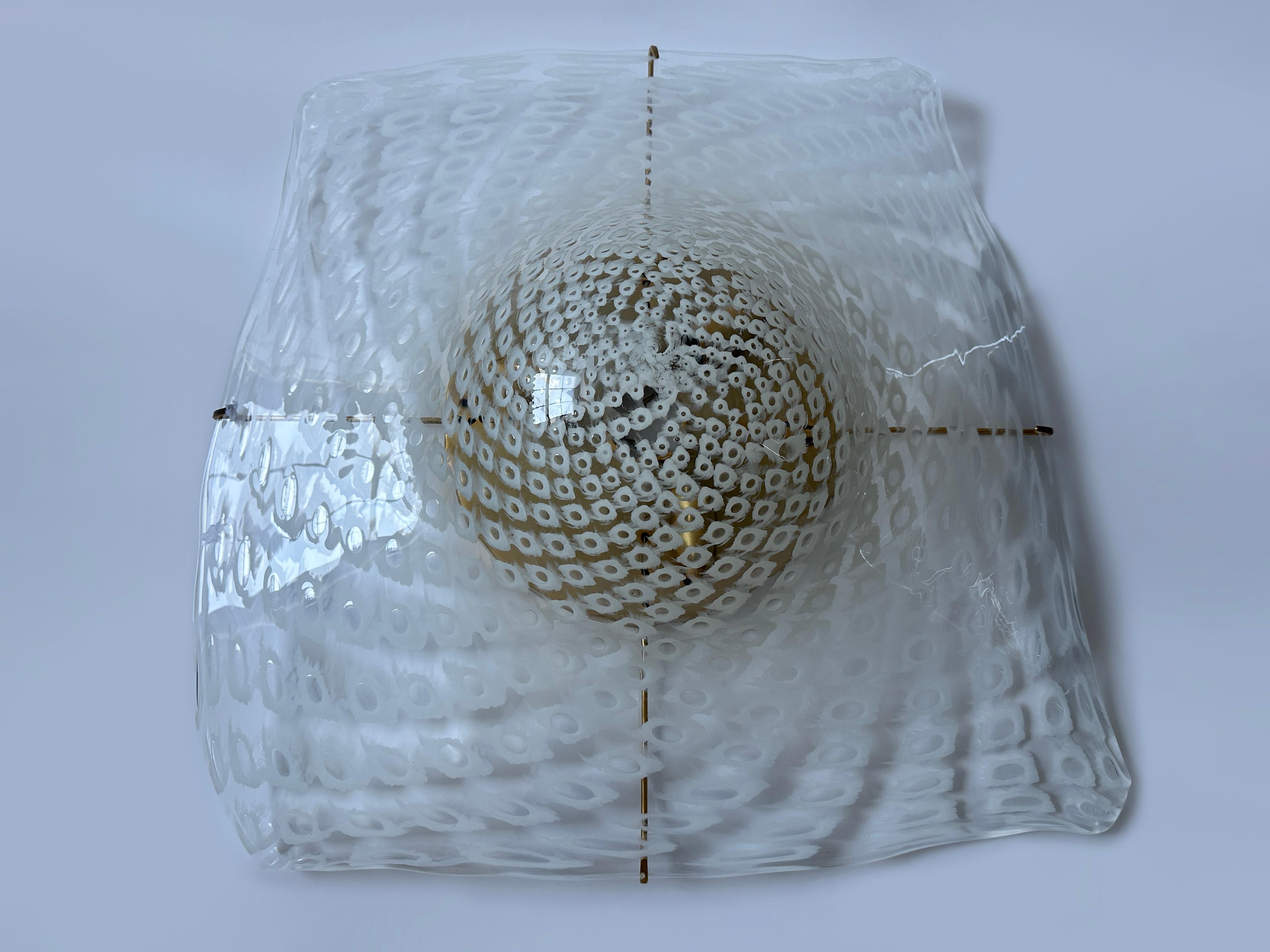 Plafoniera in vetro di Murano di La Murrina, XLarge
Made in Italy, anni '70
Tecnica intricata del vetro.
Contiene 4 lampadine a candelabro.
Cablaggio USA gratuito su richiesta.

Siamo orgogliosi di riportare gli impianti vintage al loro pieno