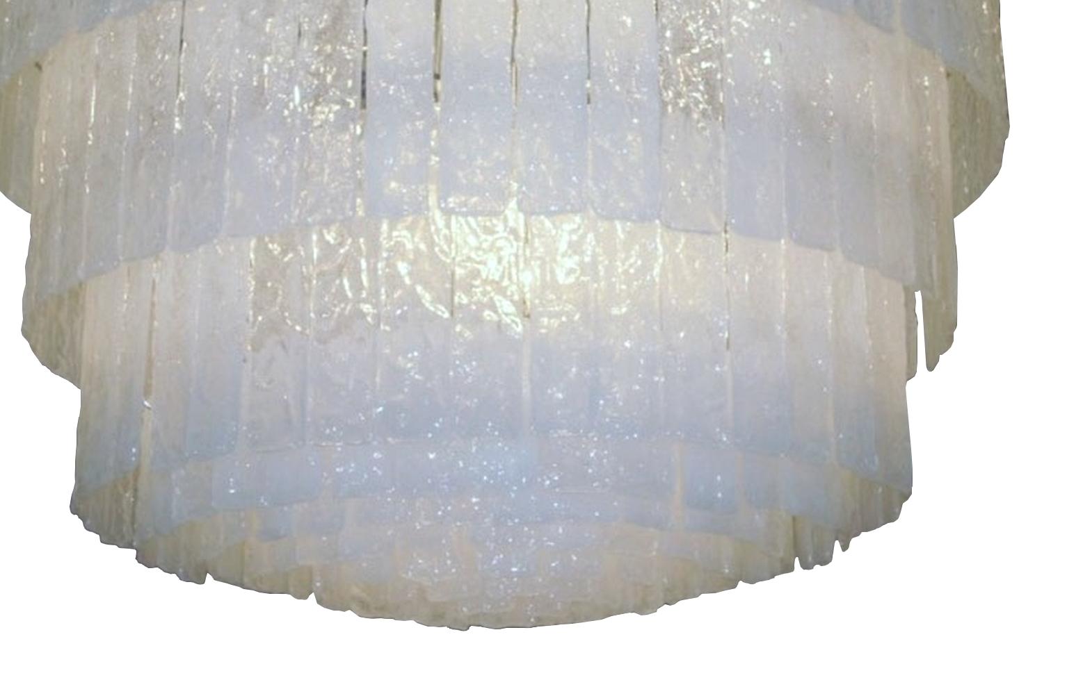 Grande plafoniera o lampadario in vetro di Murano, struttura in ferro cromato che sostiene lastre di vetro bianco trasparente.