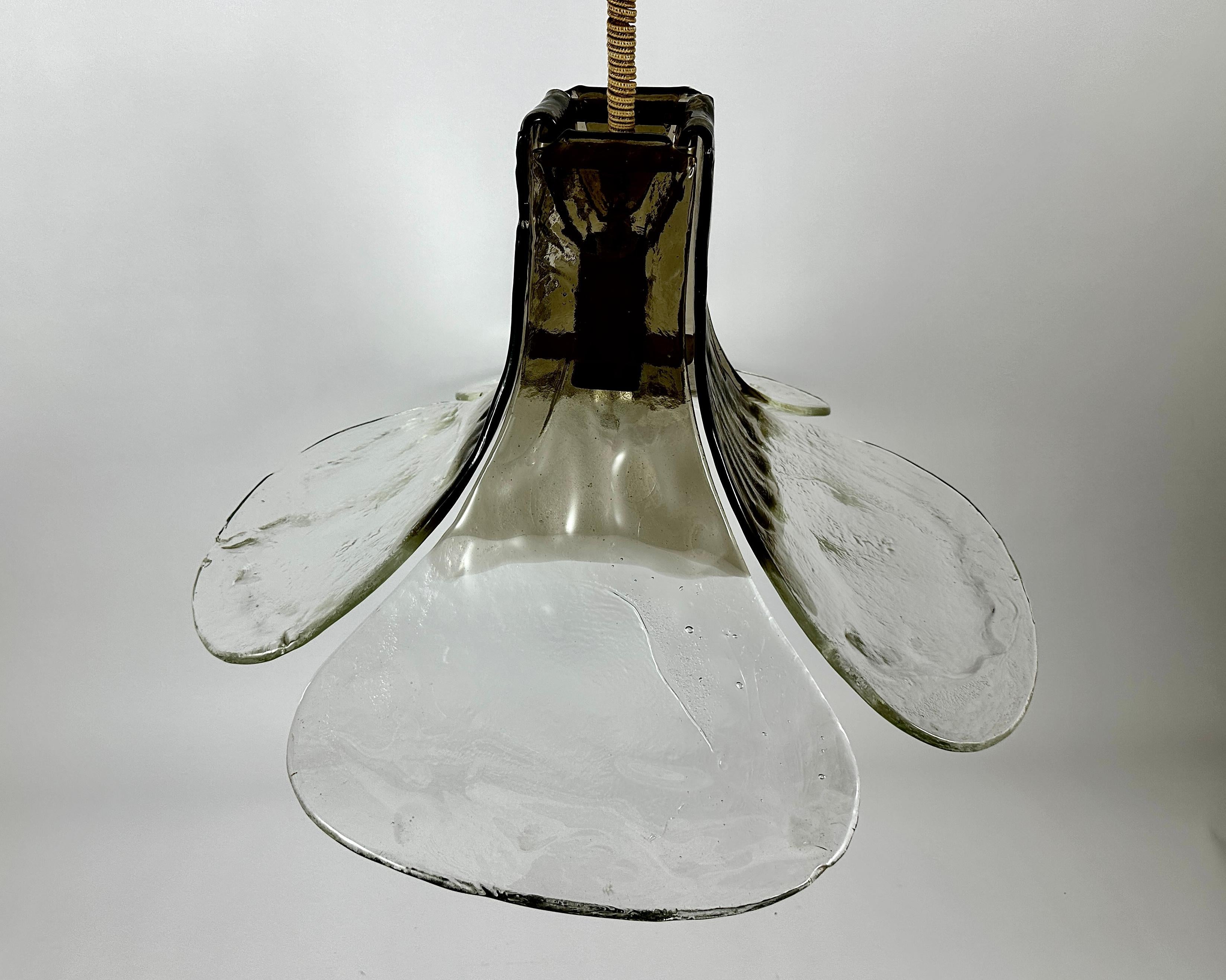 Murano Glas Deckenleuchte in Blumenform Mazzega by Carlo Nason Vier Blütenblätter im Zustand „Gut“ im Angebot in Bastogne, BE