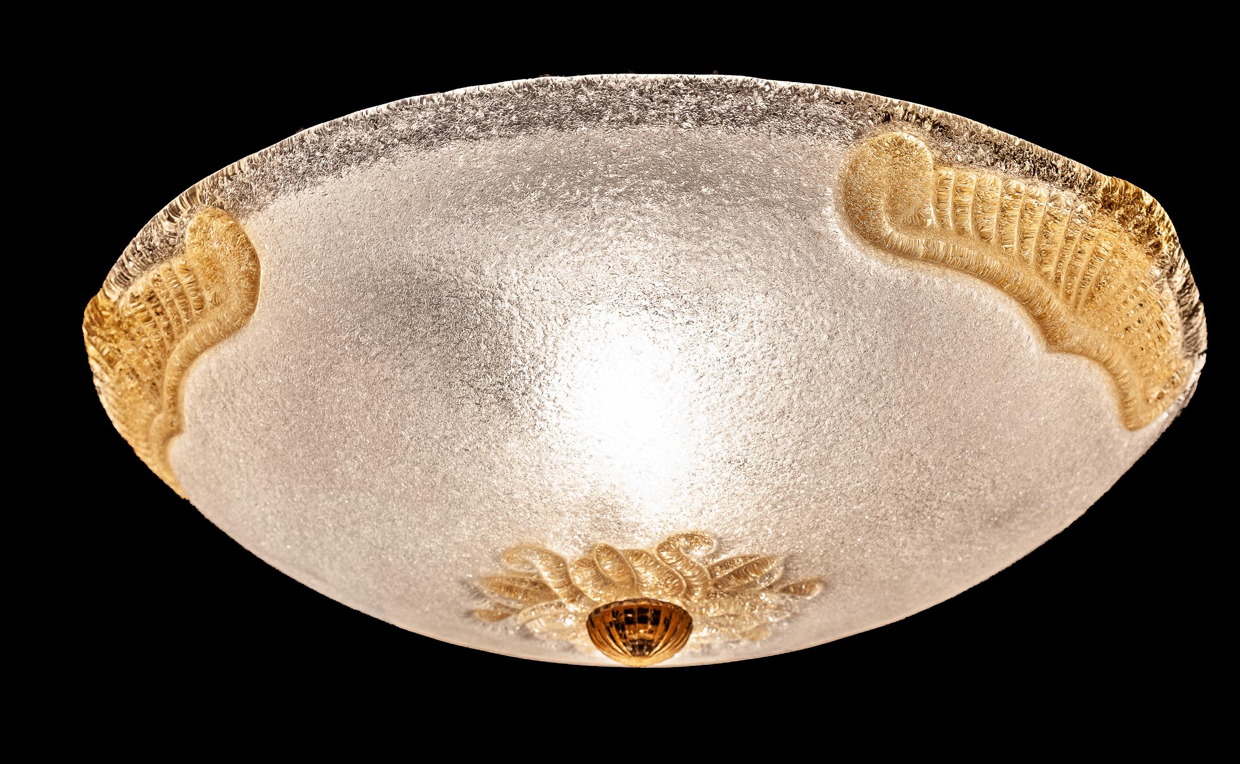 Grande plafoniera in vetro di Murano con inclusioni d'oro, 1970s.
Fine ceiling light with gold inclusions.