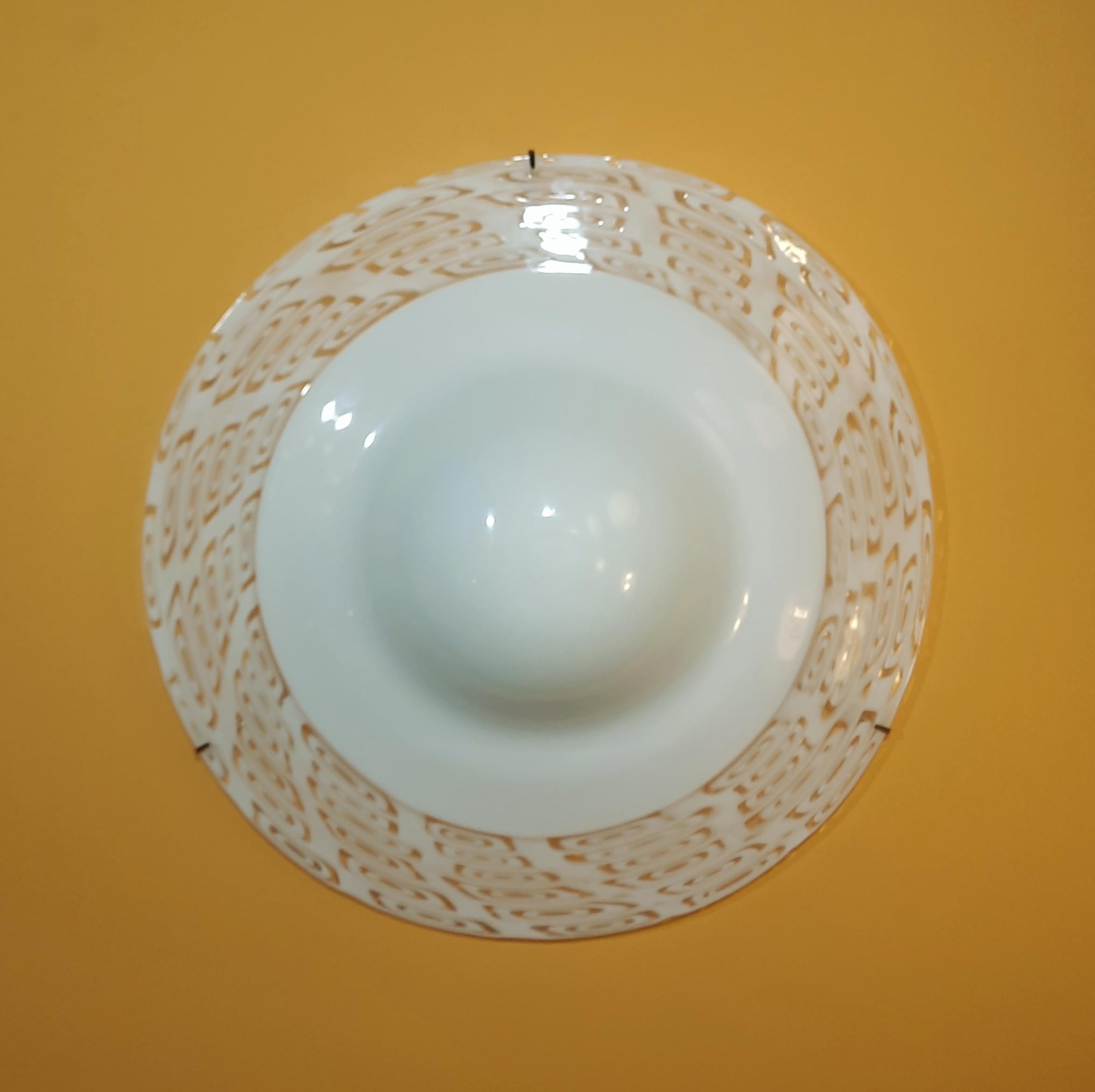 Grande coupole ronde incurvée en son centre, fabriquée à la main en verre de Murano. Taille impressionnante avec ce dôme blanc et sa robe en murine blanche et transparente. Le système d'accrochage se compose de deux tiges fixes et d'une tige à