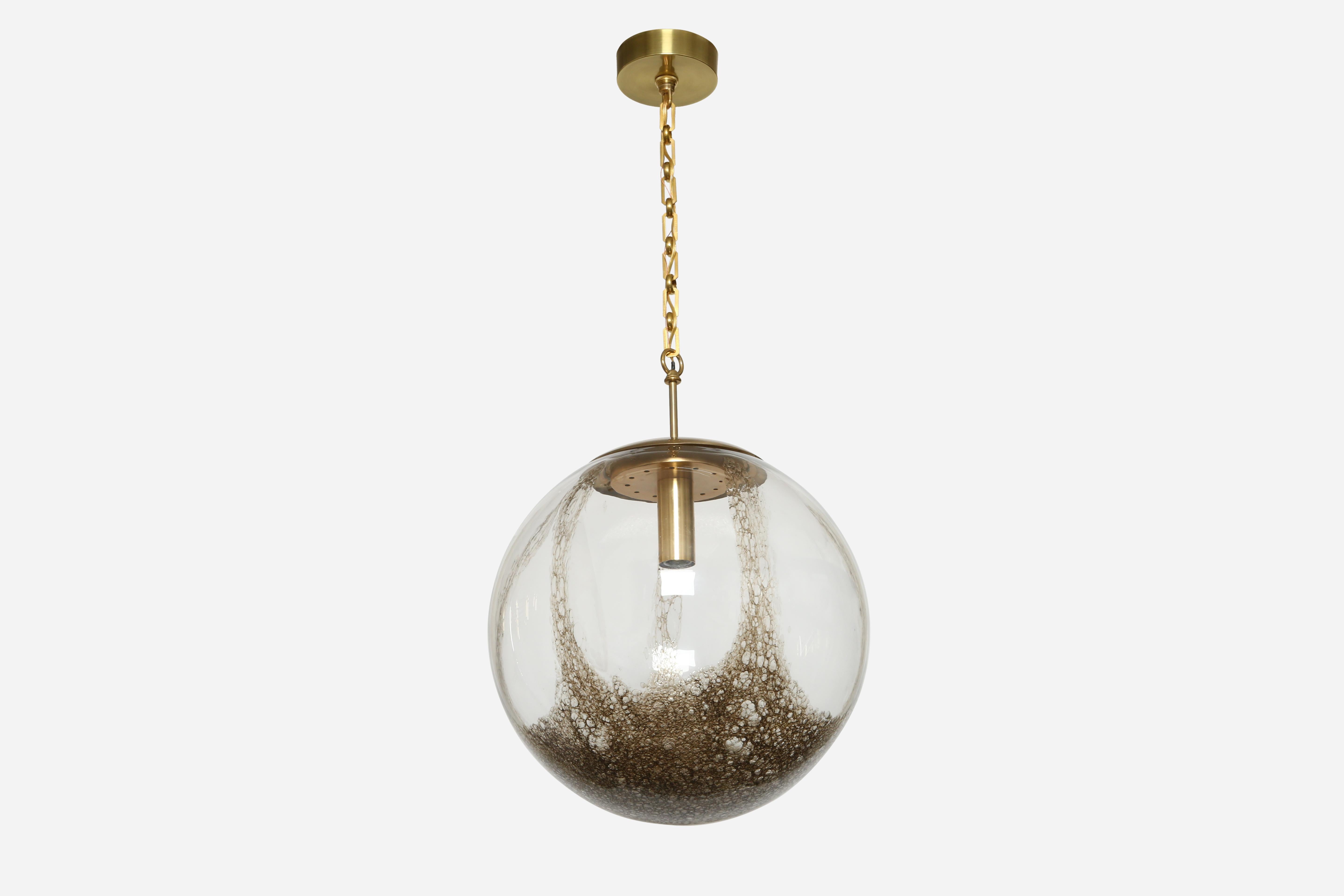 Murano glass ceiling pendant by La Murrina, large.
Italy 1970s
Handblown glass, brass, metal.

We take pride in bringing vintage fixtures to their full glory again.
At Illustris Lighting our main focus is to deliver lighting fixtures to our clients