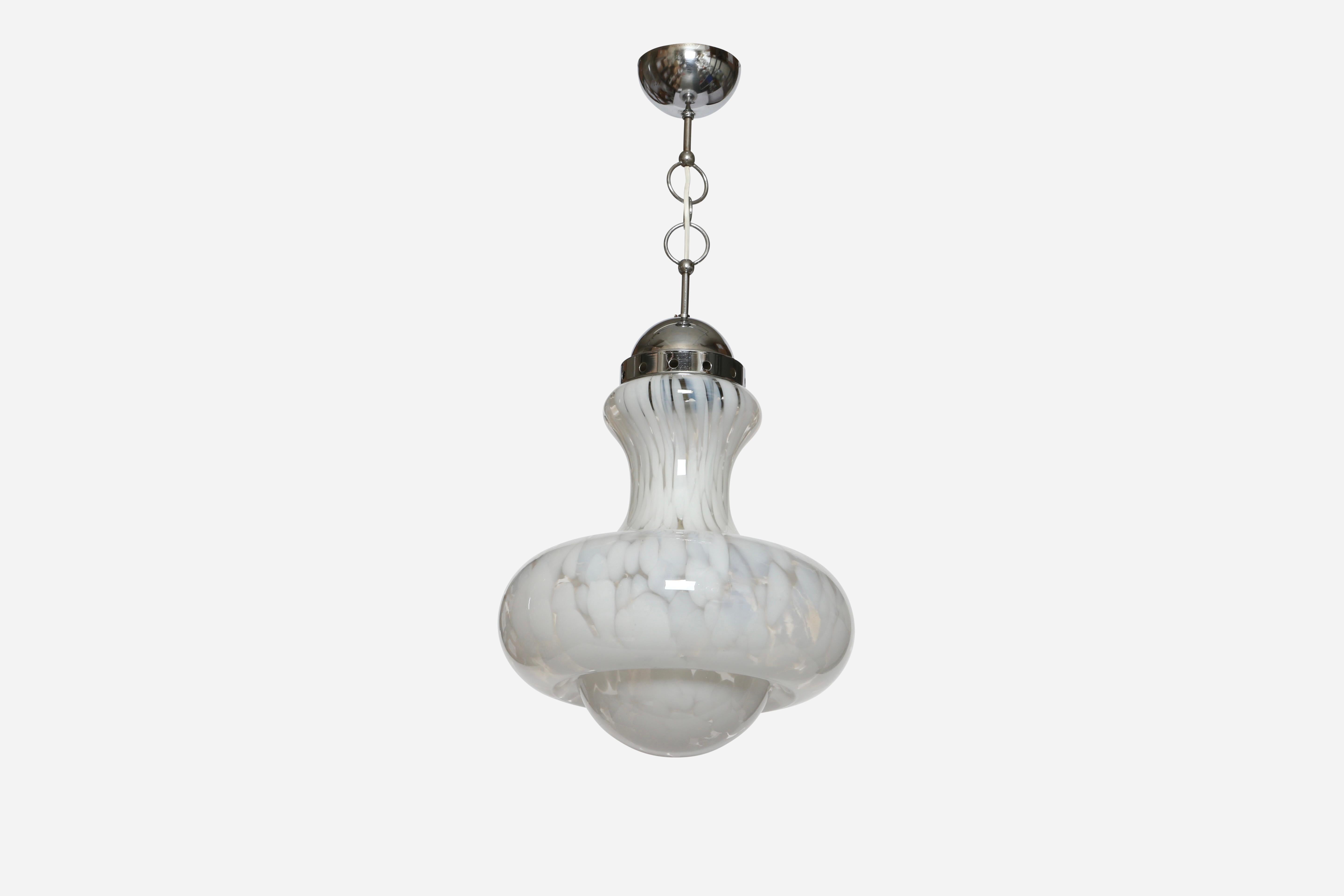 Pendente da soffitto in vetro di Murano di Mazzega Murano.
Made in Italy, anni '60.
Vetro di Murano, metallo cromato.
Richiede 1 bulbo medio.
Cablaggio USA gratuito su richiesta.
L'altezza complessiva è regolabile e può essere allungata o