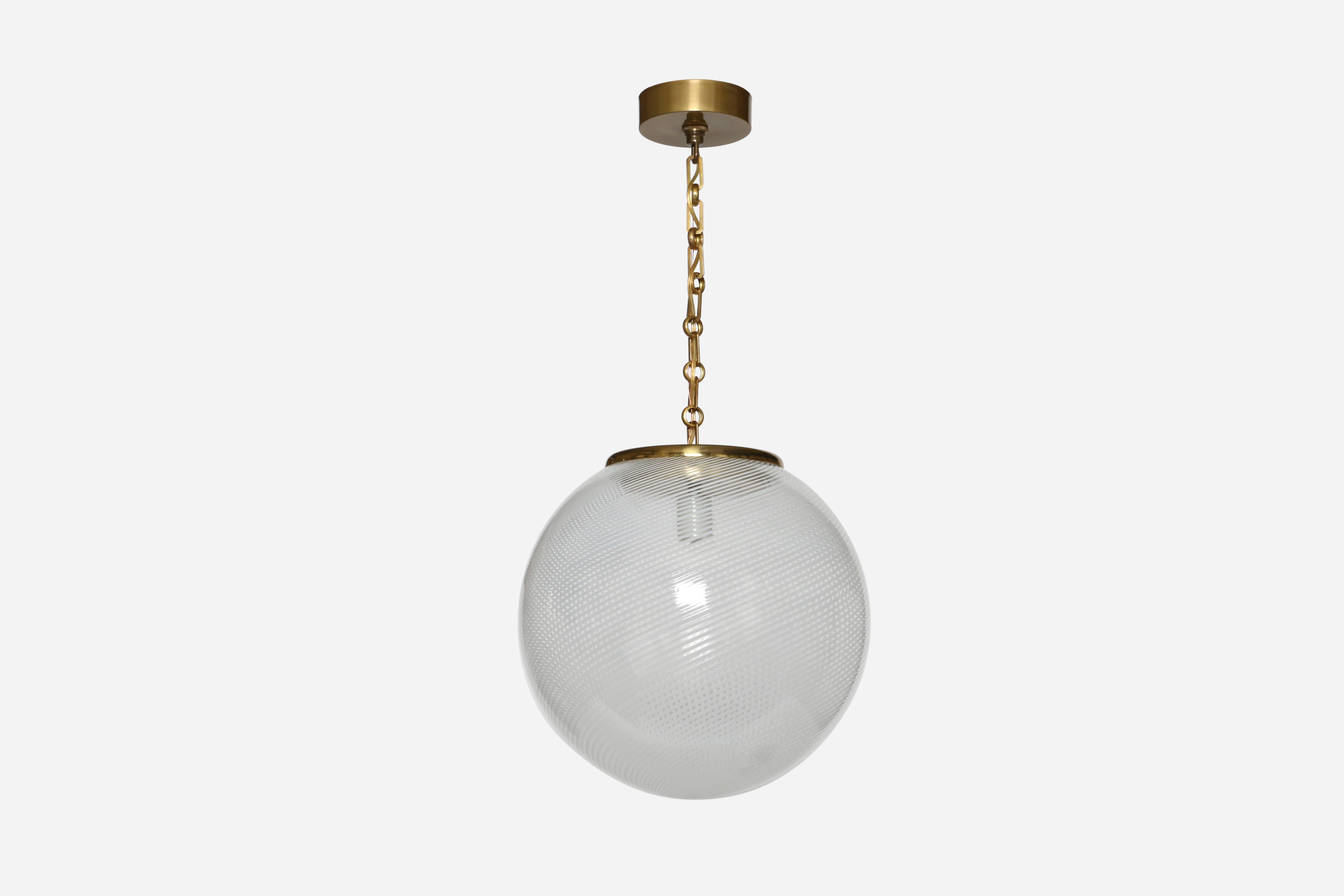 Ciondolo da soffitto in vetro di Murano
Italia anni '60
Vetro soffiato a mano, ottone.
Rewired for US.
L'altezza complessiva è regolabile.

Siamo orgogliosi di riportare gli impianti vintage al loro pieno splendore.
In Illustris Lighting il nostro