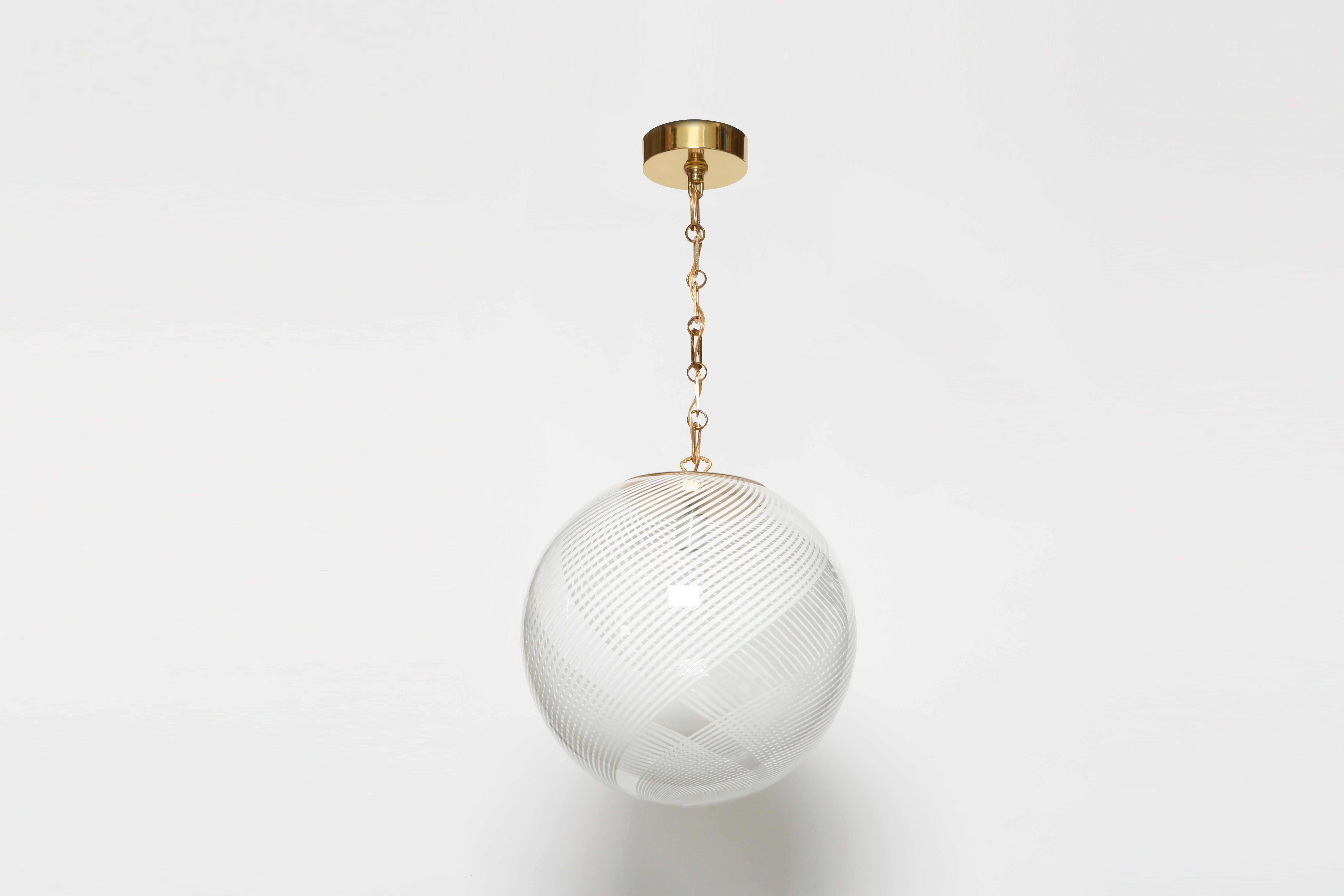 Murano-Glas-Deckenstativ.
Italien 1960er Jahre.
Mundgeblasenes Glas, Messing.
Rewired für US mit benutzerdefinierten Kette und Decke Baldachin.
Höhenverstellbar. Die Kette kann gekürzt werden.
KOSTENLOSE US-Umverdrahtung auf Anfrage.
Kostenloser