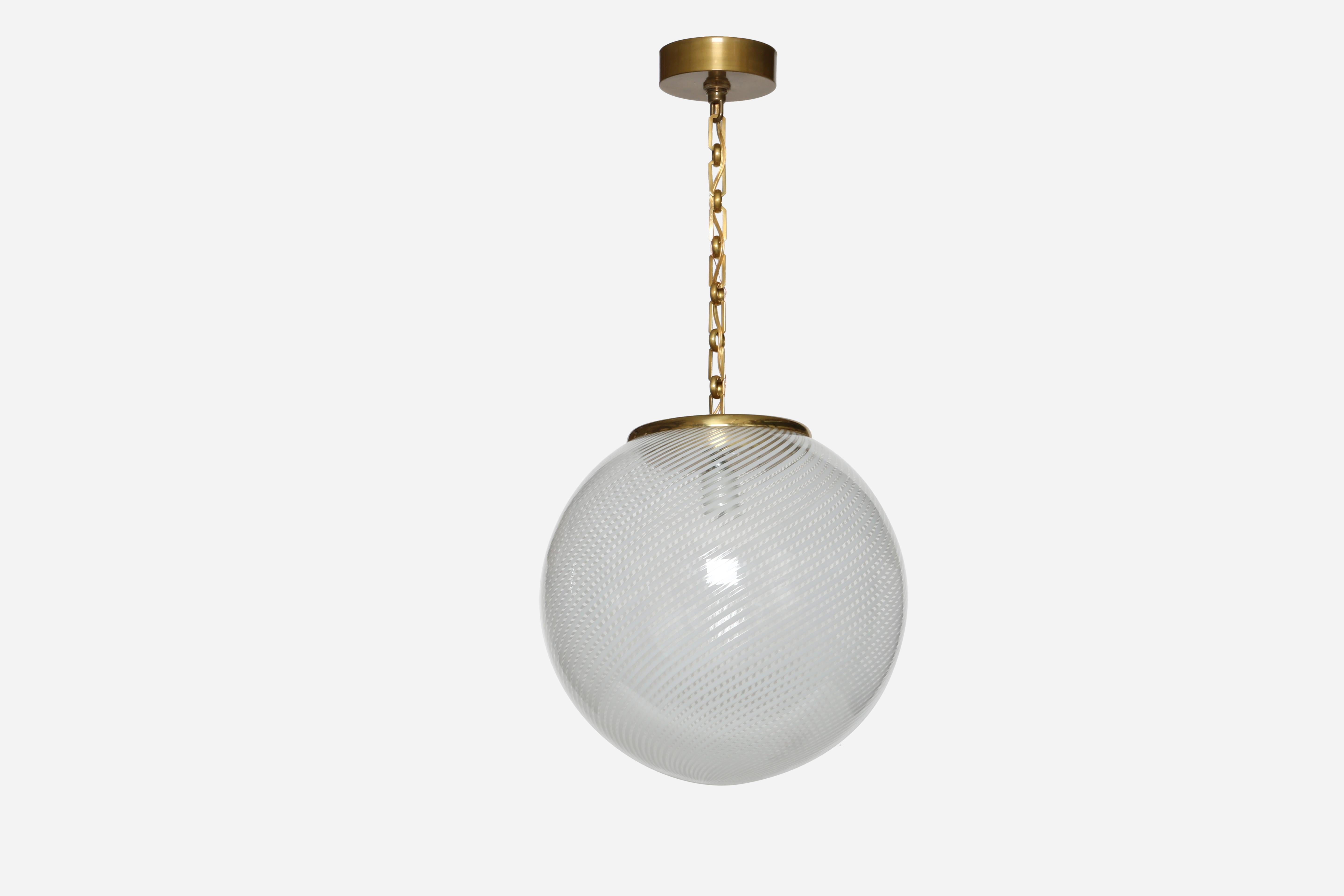 Colgante de techo de cristal de Murano
Italia Años 60
Vidrio soplado a mano, latón.
Recableado para EE.UU.
La caída total es ajustable.

Nos enorgullece devolver a las instalaciones antiguas todo su esplendor.
En Illustris Lighting, nuestro
