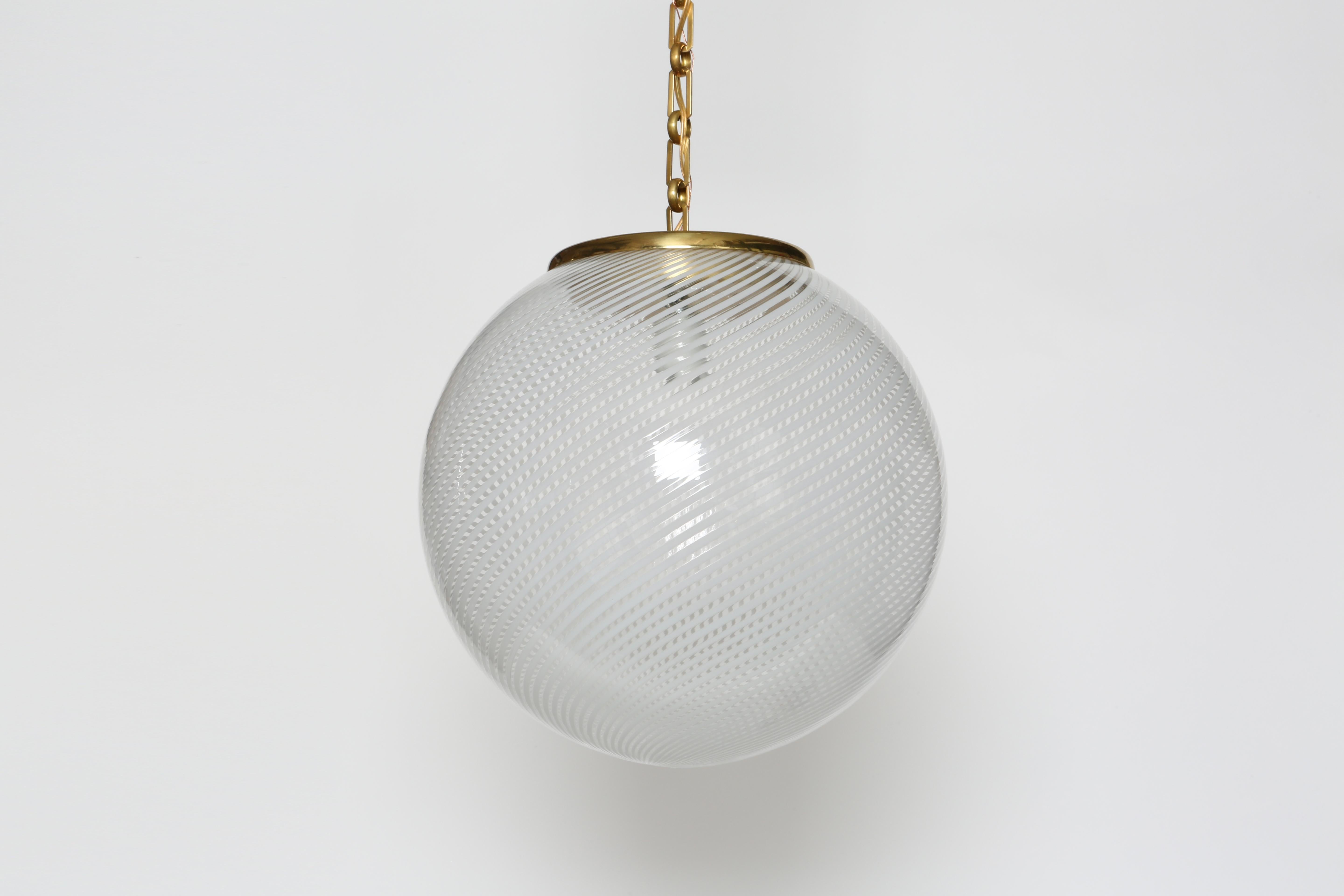 Colgante de techo de cristal de Murano, Italia circa 1960s Latón en venta