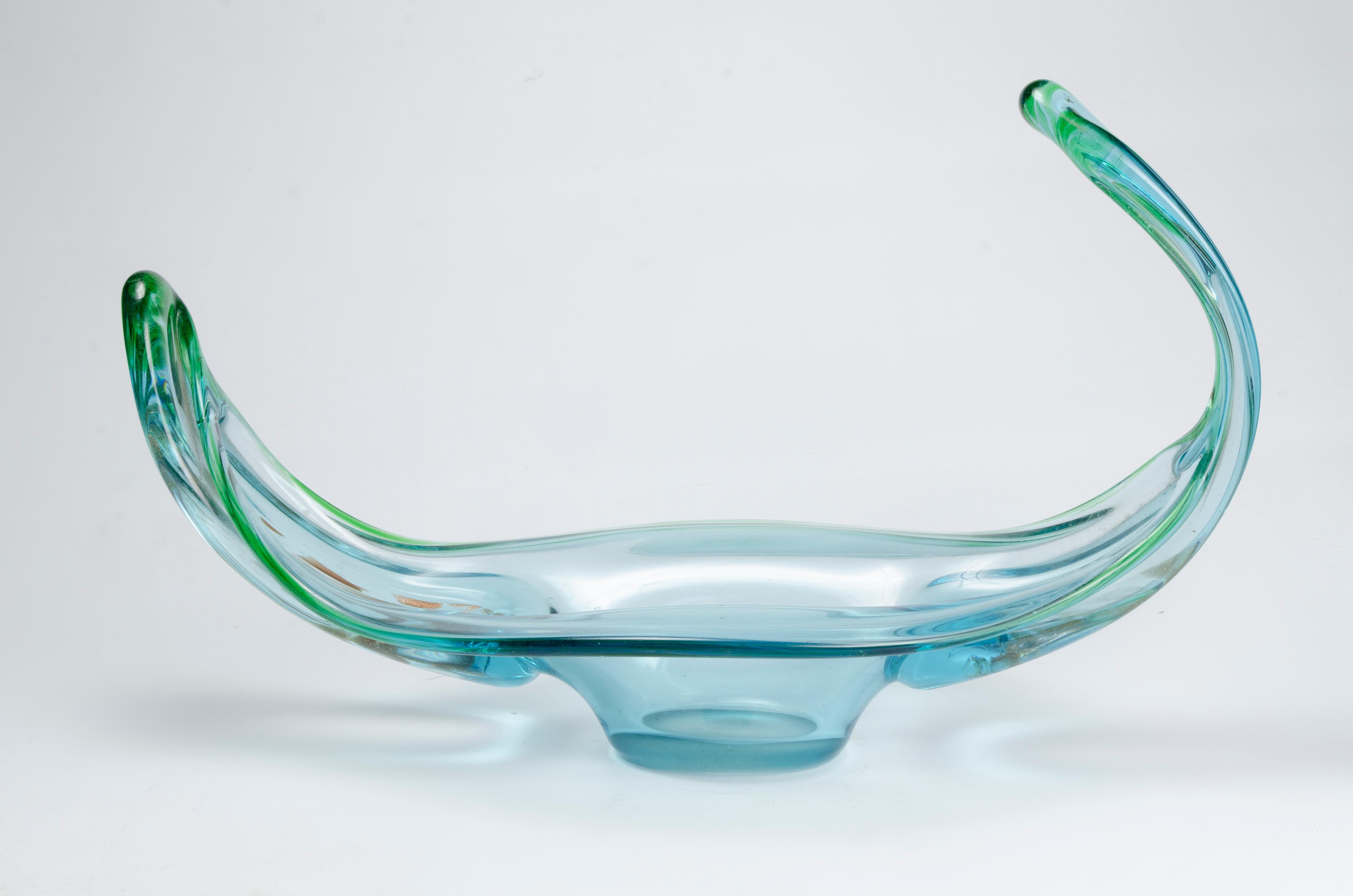 Murano glass center piece
Origin Italy Circa 1960
perfect condition
natural wear and tear from use
green and blue glass
On the islet of Murano, full of Renaissance houses and with its characteristic white lighthouse, the production of glass